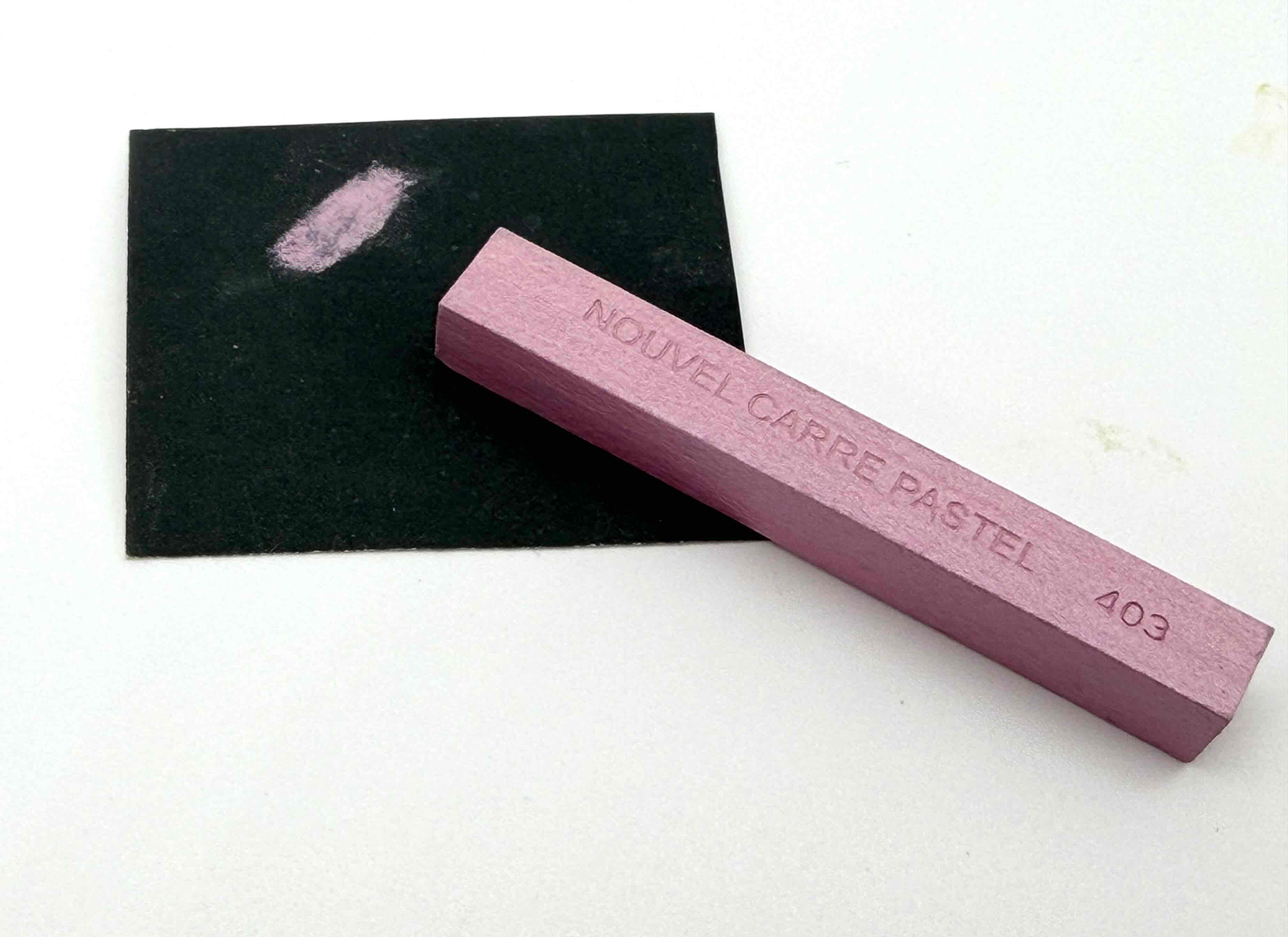 まずはパステルを細かい番手の耐水サンドペーパーで削ってパウダーをつくります