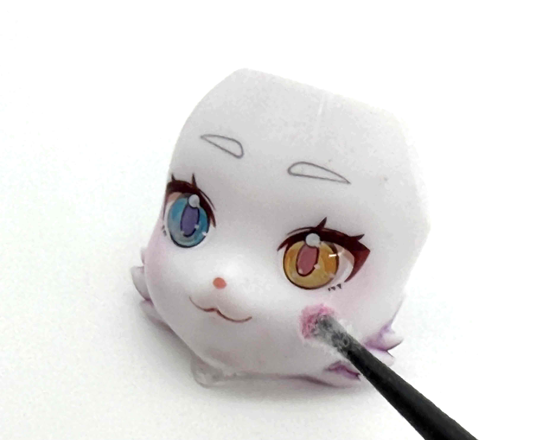 チークなど、ポイントを押さえて可愛くメイクしてあげます