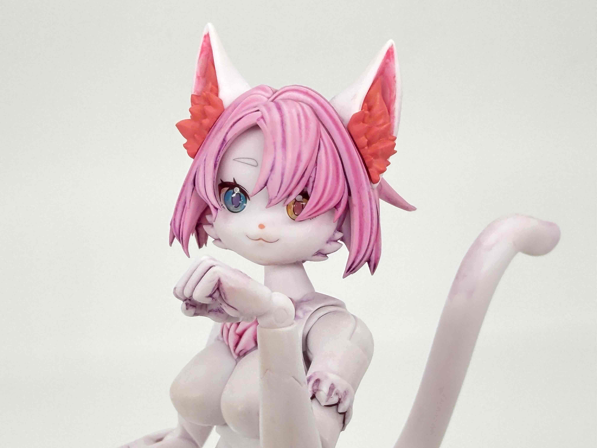 GSIクレオス の「GX105 Mr.クリアカラーGX GXクリアピンク」を軽く吹きつけています。桜をイメージしたパールピンクのチーク（頬紅）もチャームポイントです。