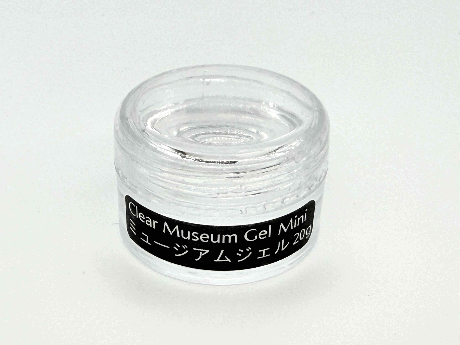 アイガーツールの「ミュージアムジェル」を使用して立たせています