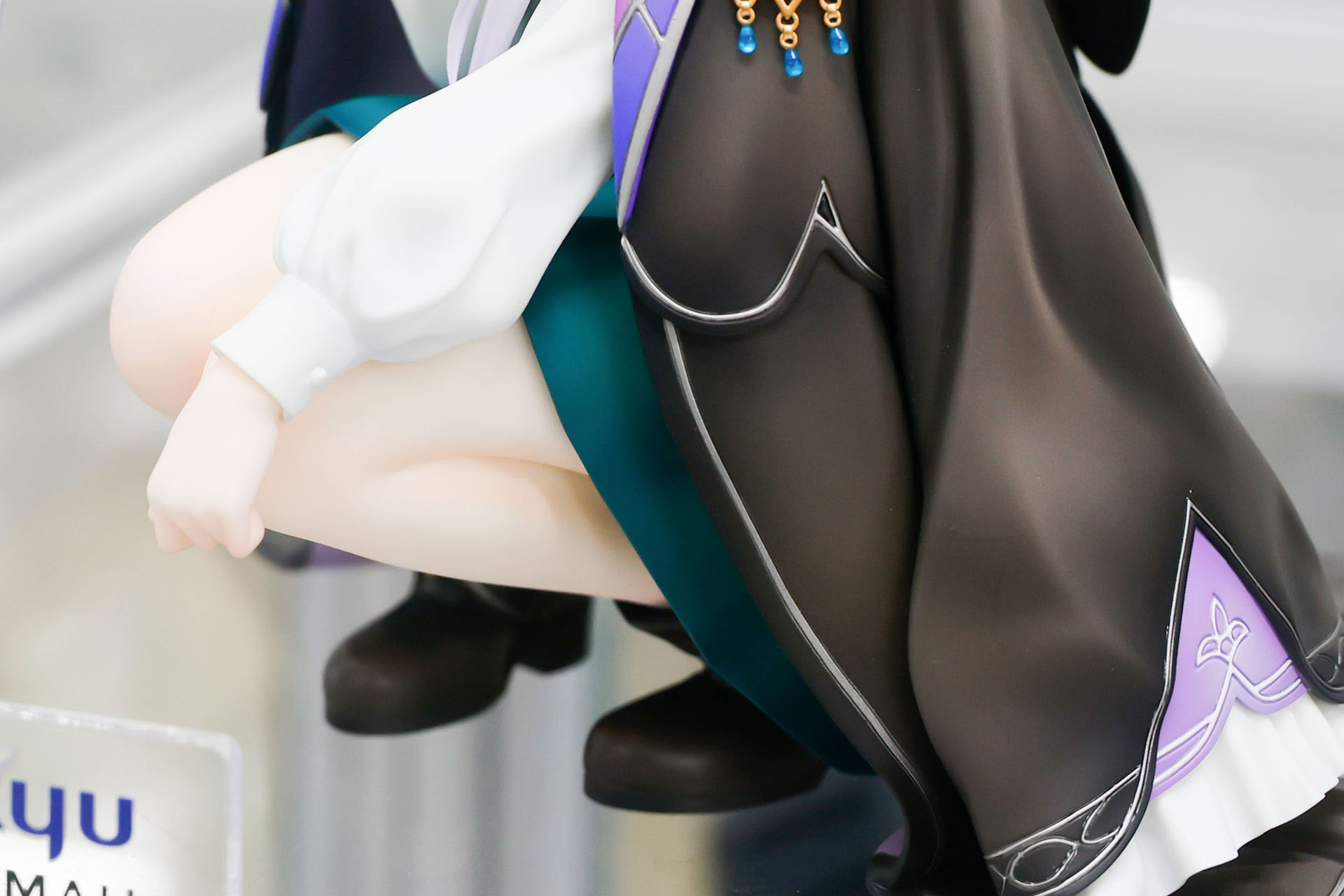 白い脚がちらりと見える