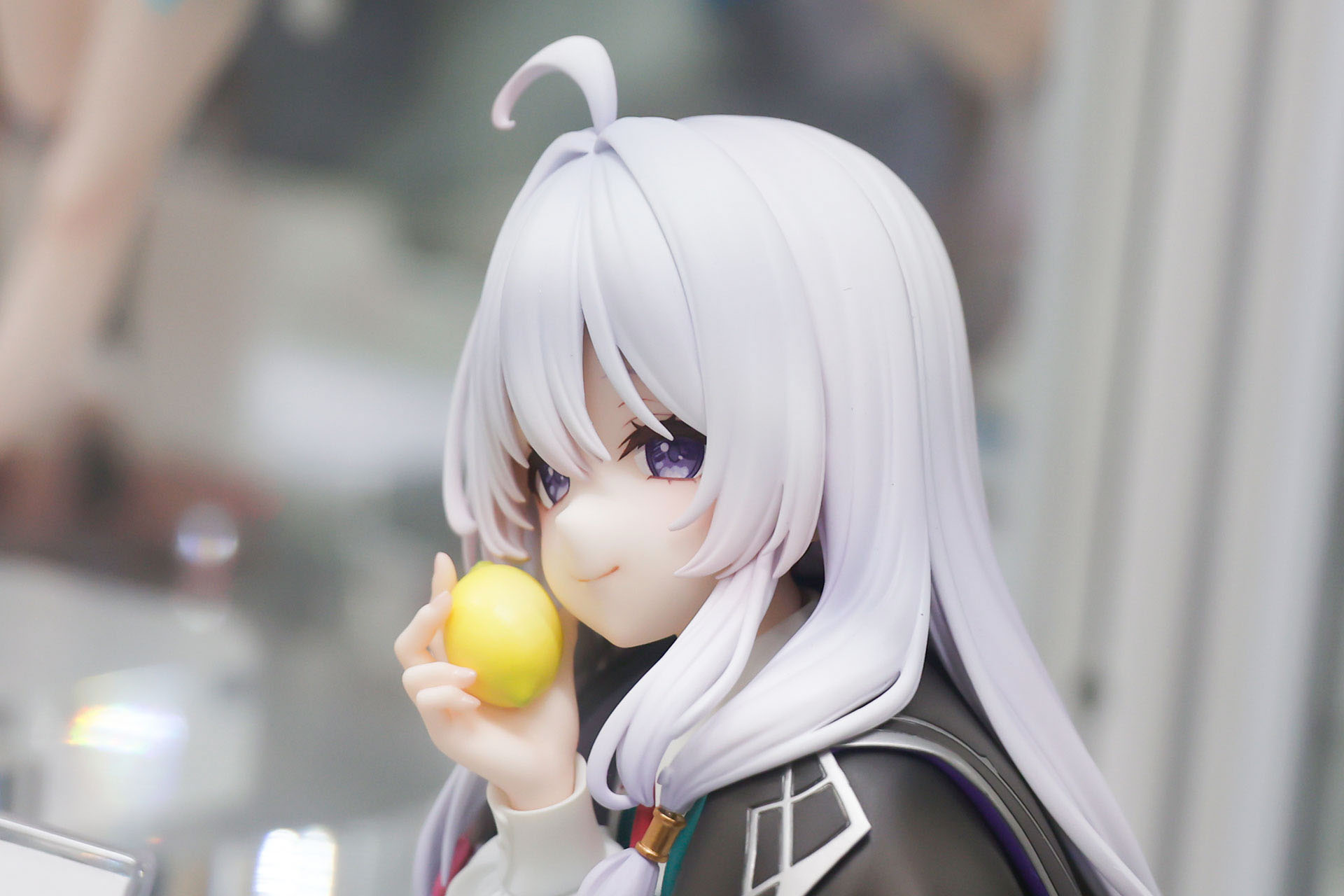 灰色の髪もしなやかだ