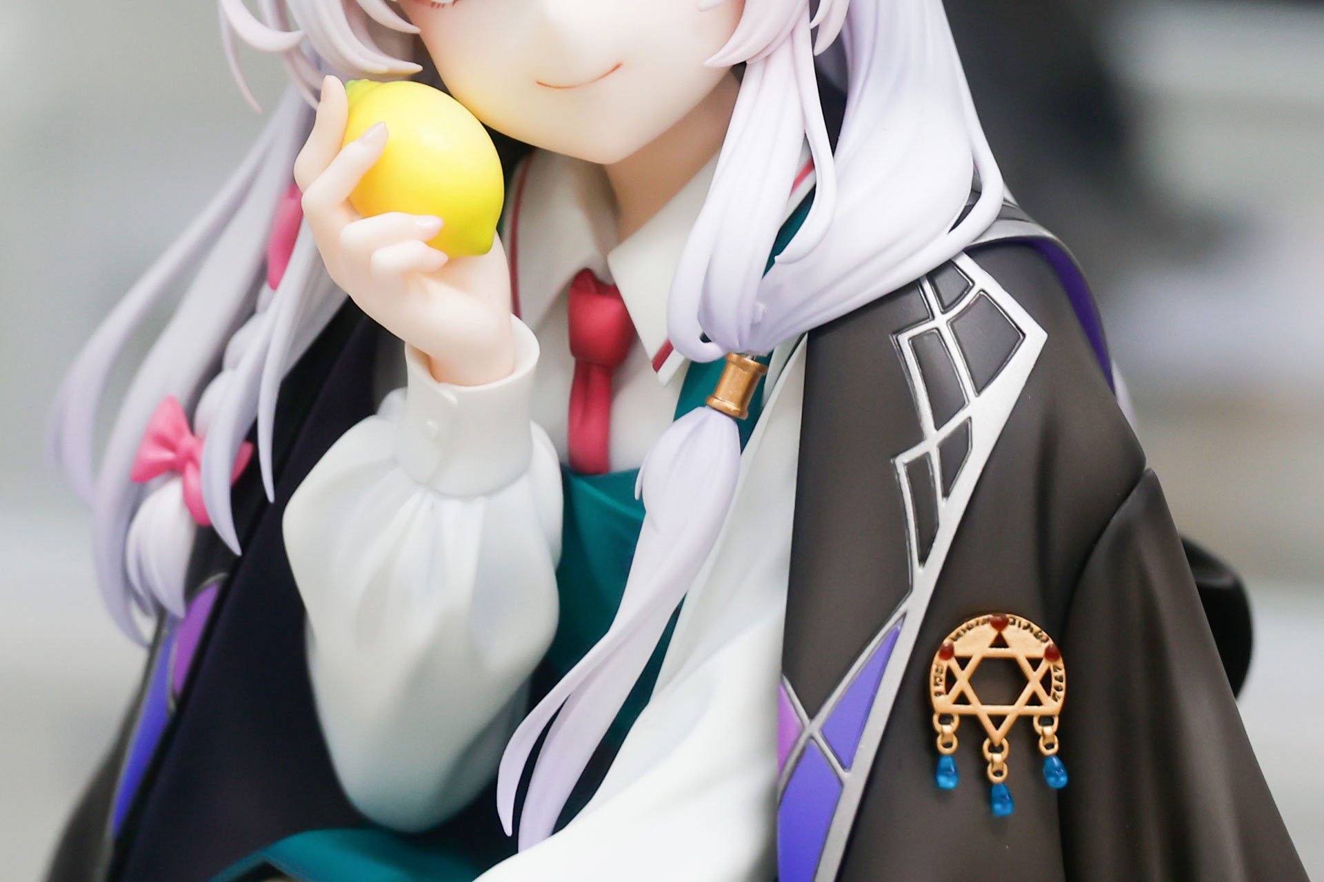 制服の上からマントを羽織っているような姿だ