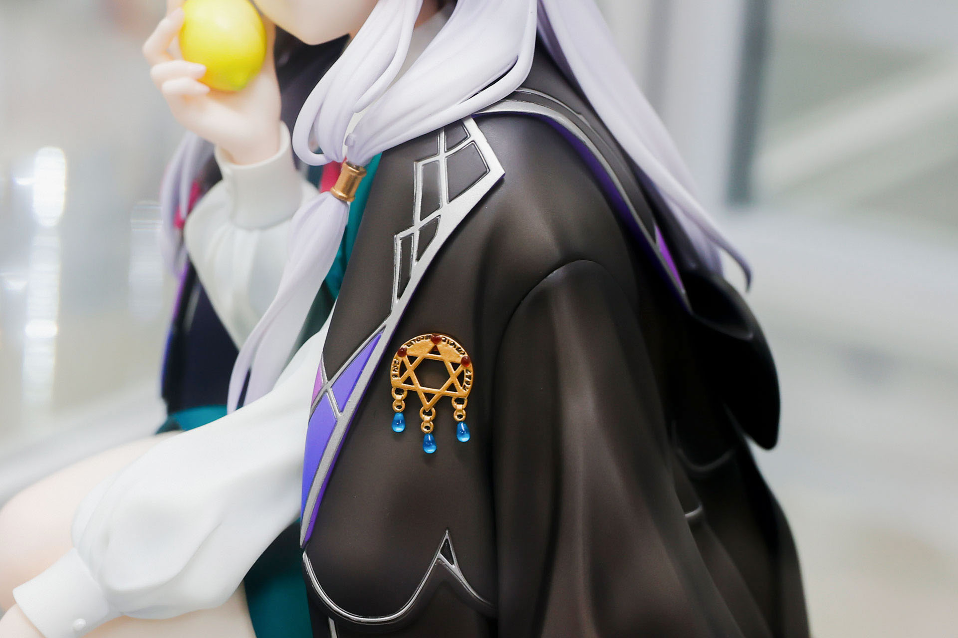 胸の辺りには魔女の証のブローチが付けられている