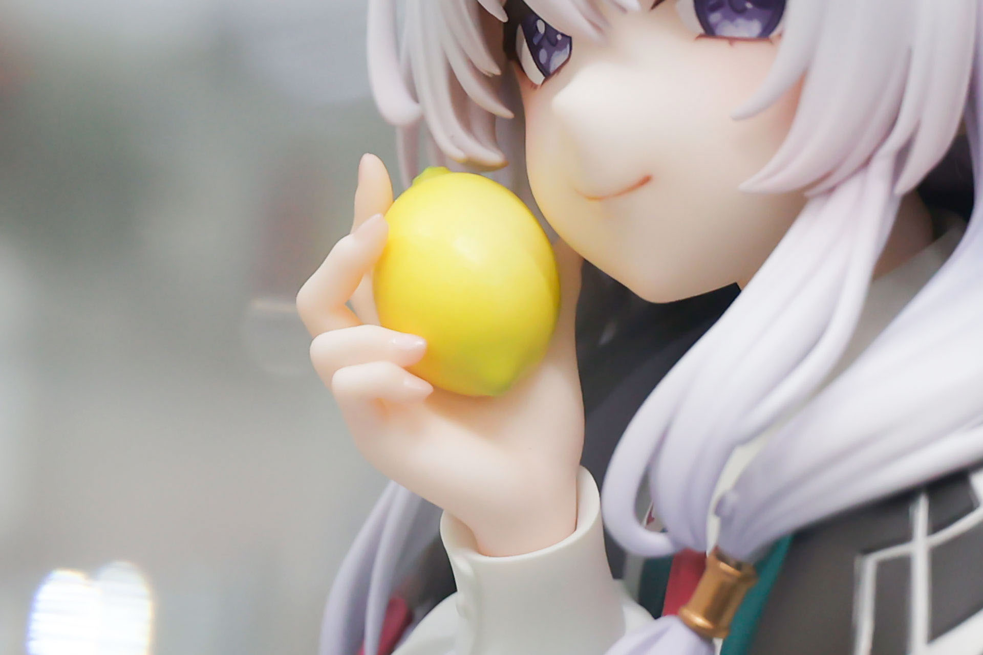 作品のタイトルにもあるシトラスを右手に持っている