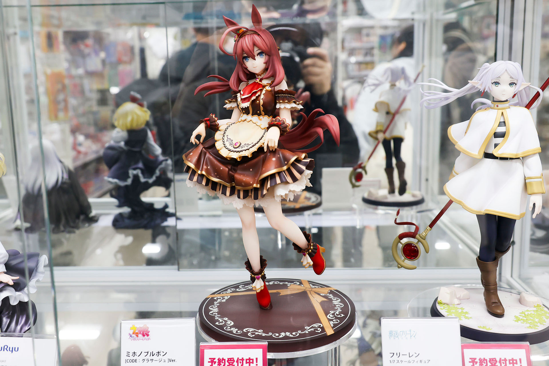 フィギュアの素材はPVCとABSで、台座部分を含む全高は約268mmだ