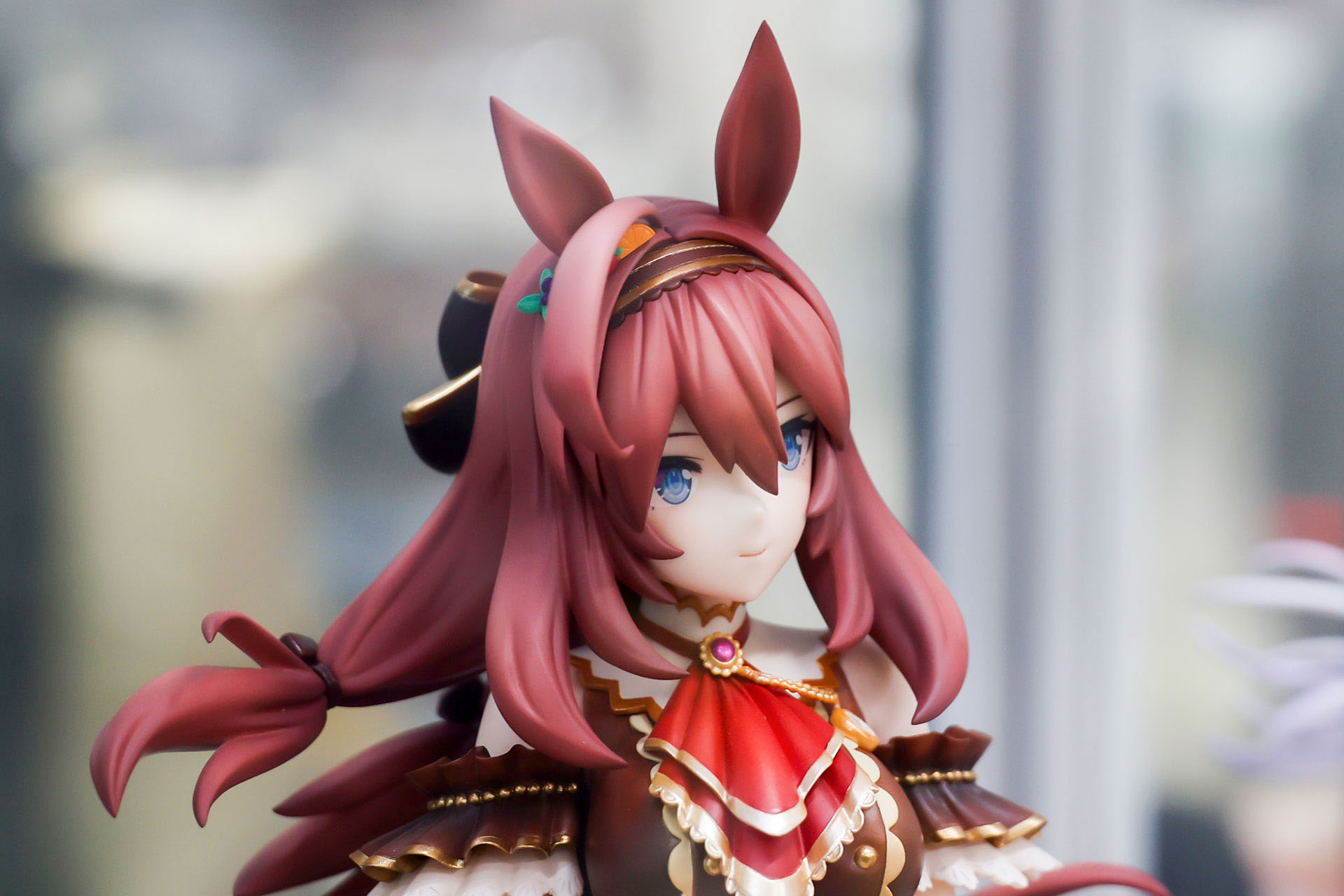 衣装に合わせたかのような髪の色をしている