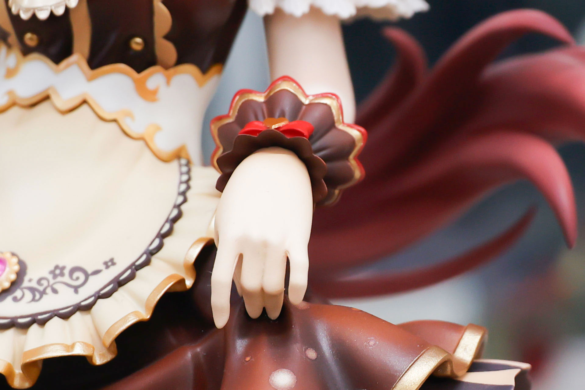 手でスカートを持ち上げている