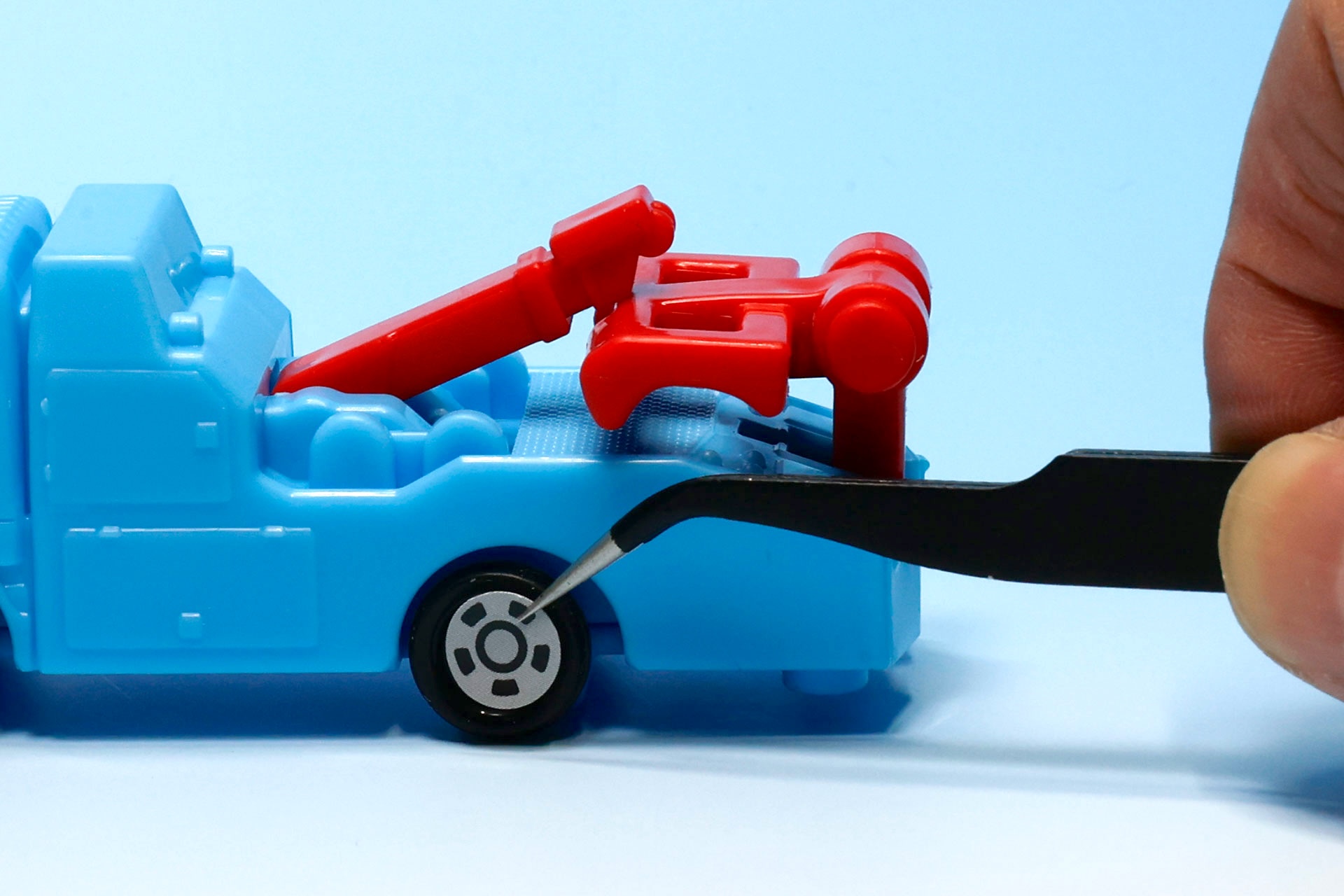 ピンセットなどを使うと貼りやすい