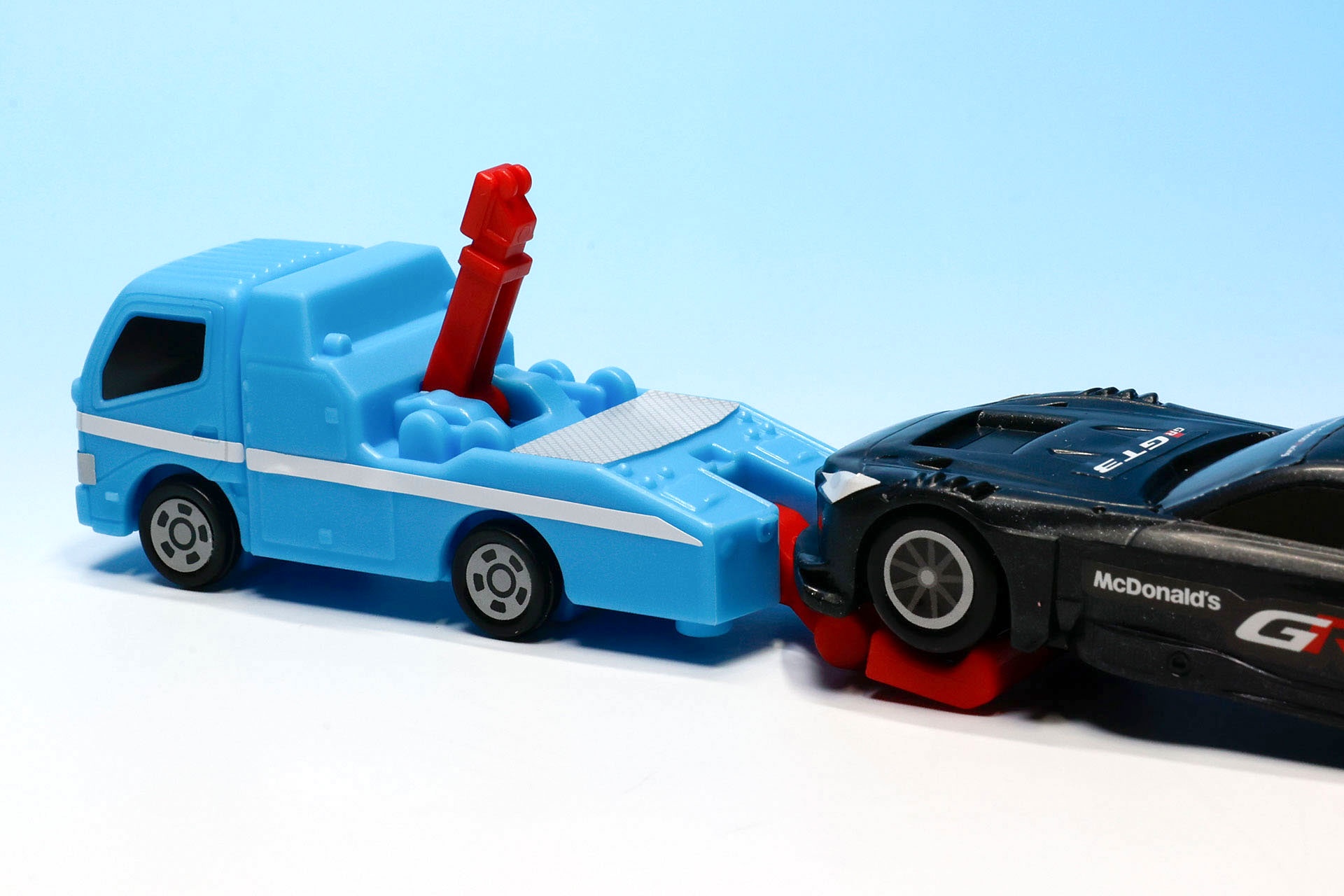 もちろん他のトミカを乗せることも可能だ