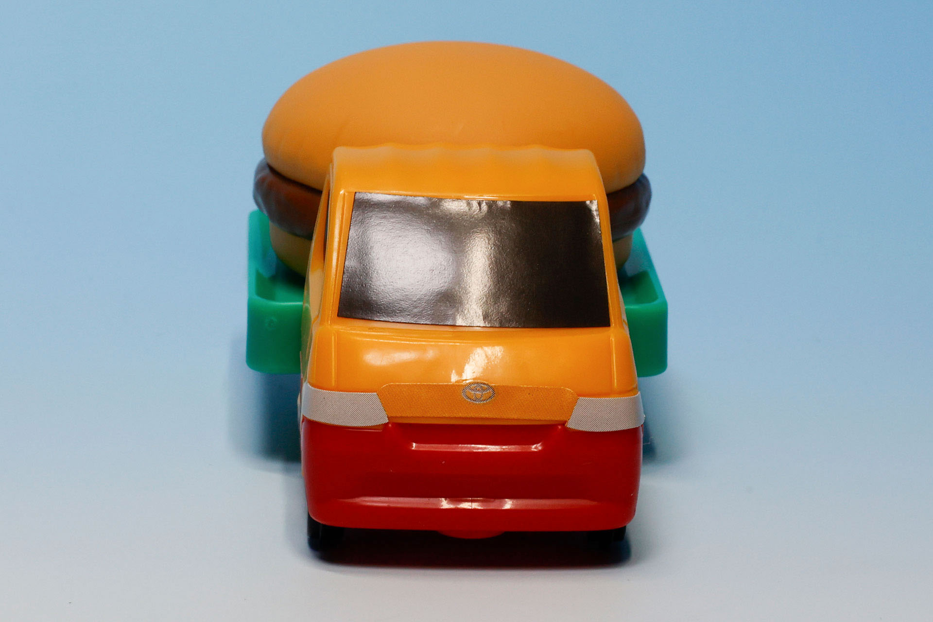 正面から見るとハンバーガーの大きさが際立って見える