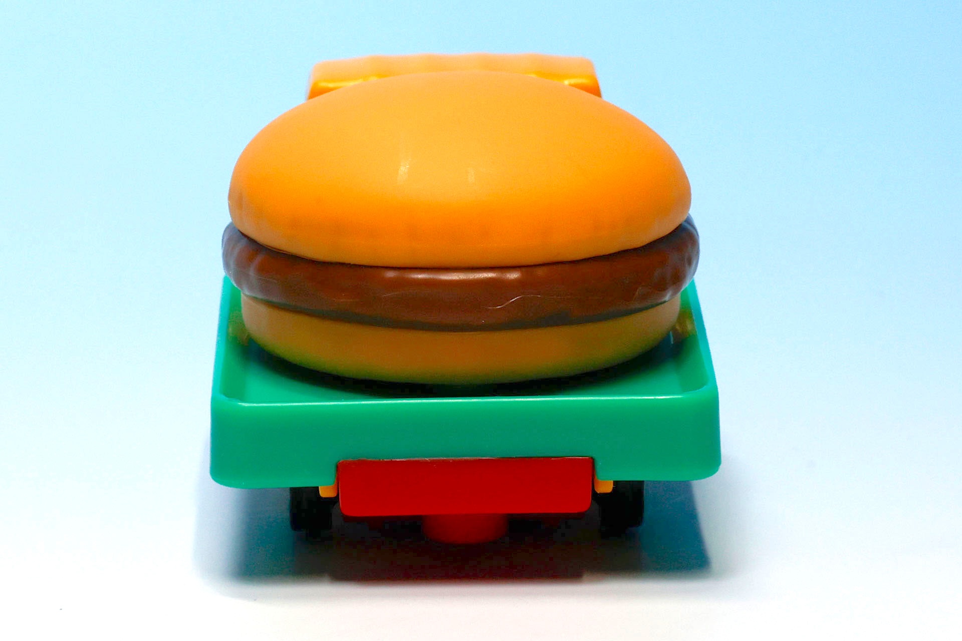 荷台に乗せているのは通常のハンバーガーだ