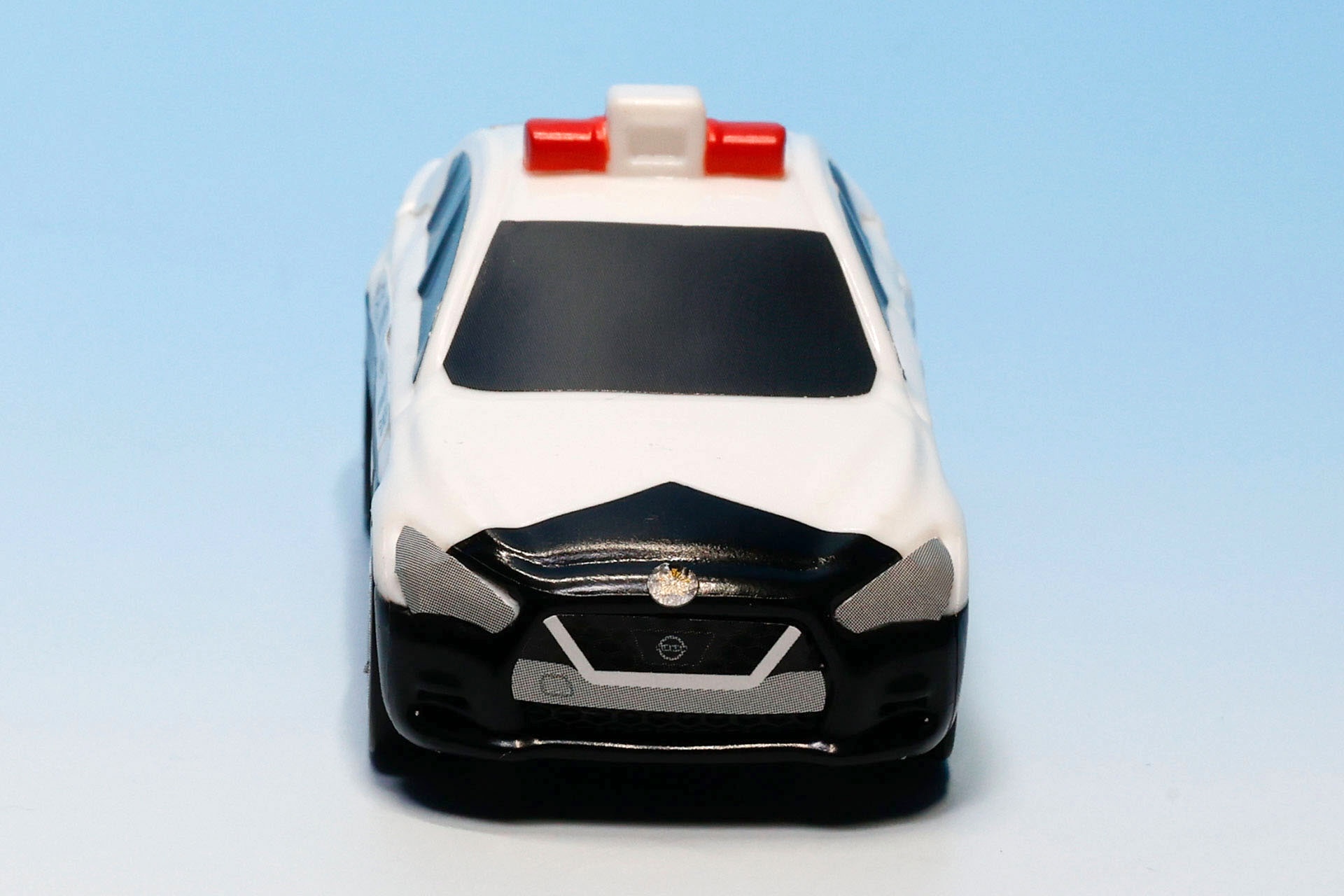 見慣れたパトカーの姿だ