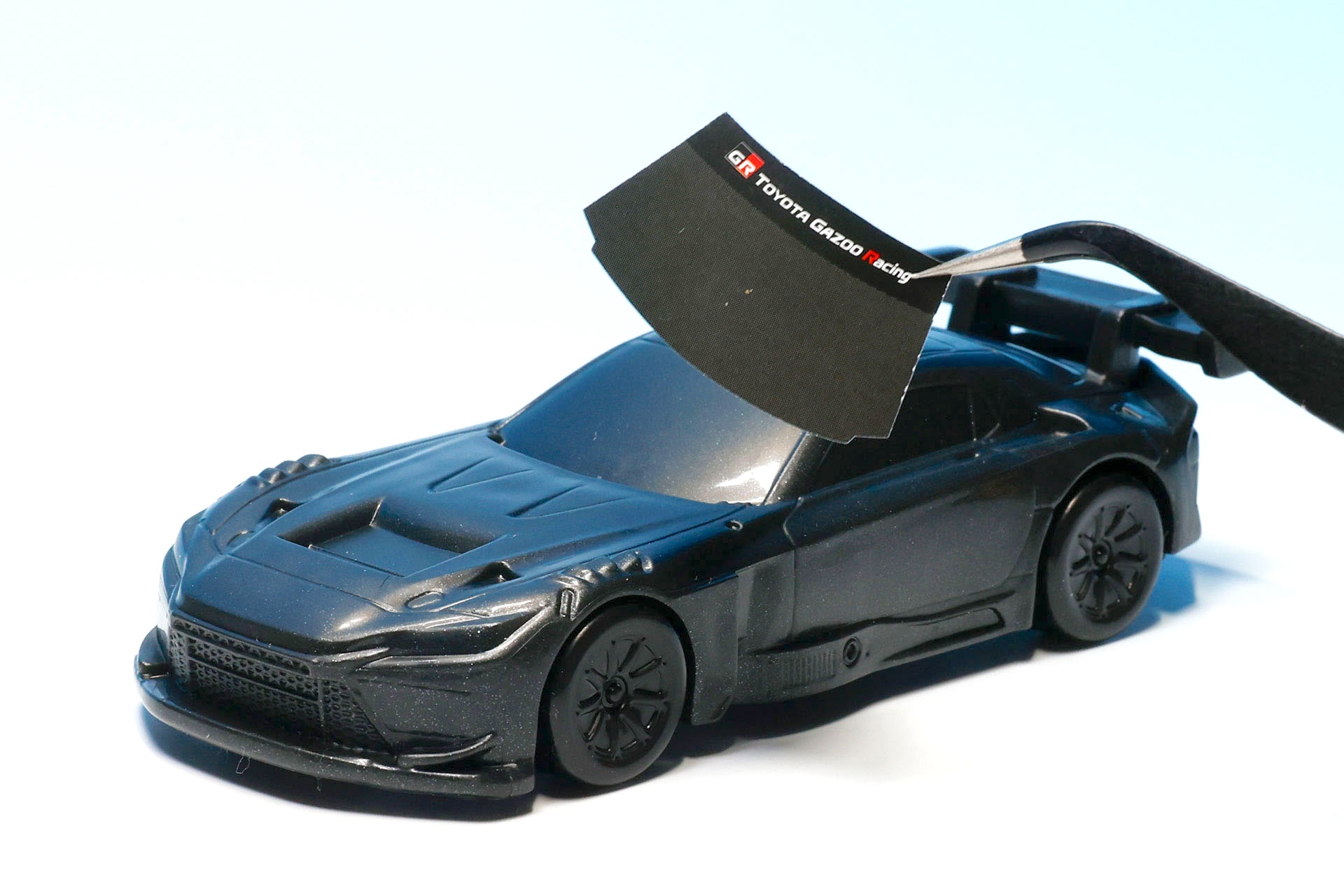 黒い車両だが黒いシールが多めだ