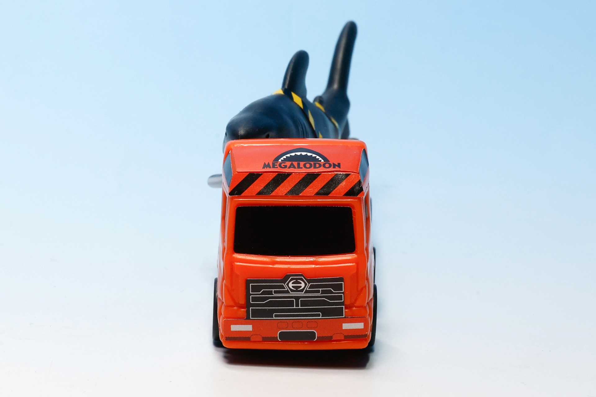 危険なモノを運んでいる車両らしい見た目だ