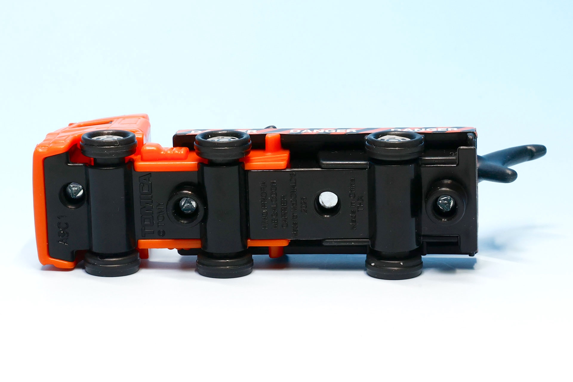 底面から見てもしっぽがはみ出ている