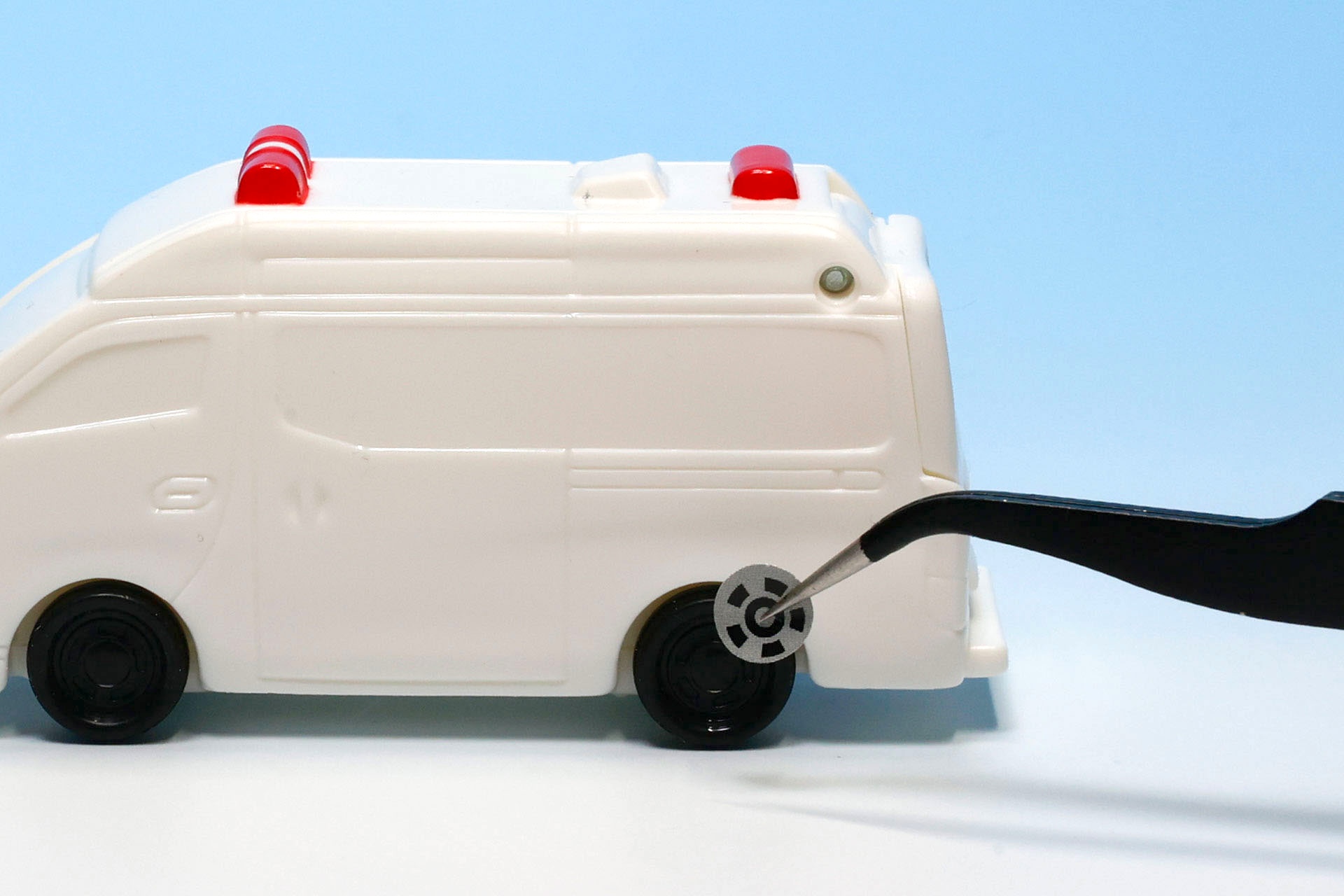 シールを貼る前はのっぺりとした見た目だ