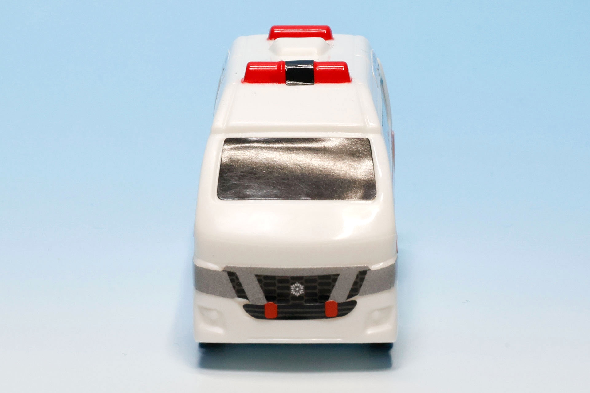 上部の赤いランプ部分は最初から塗装されている