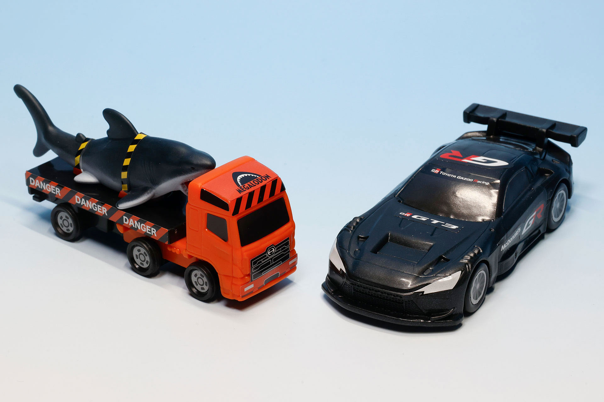 最新のレーシングカーや風変わりな車両もラインナップ