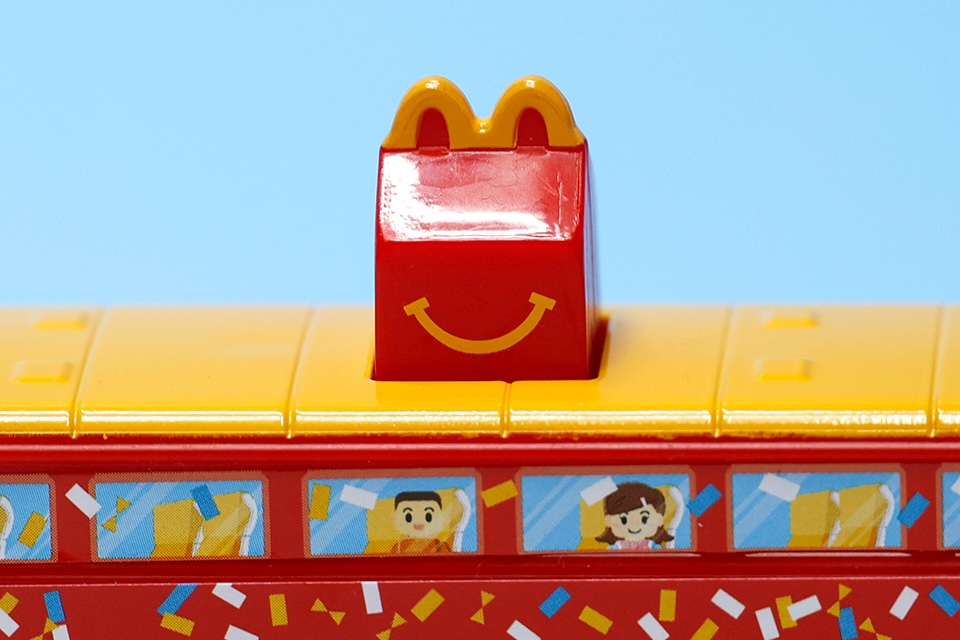 屋根から出ているハッピーセットボックスも馴染んでいる