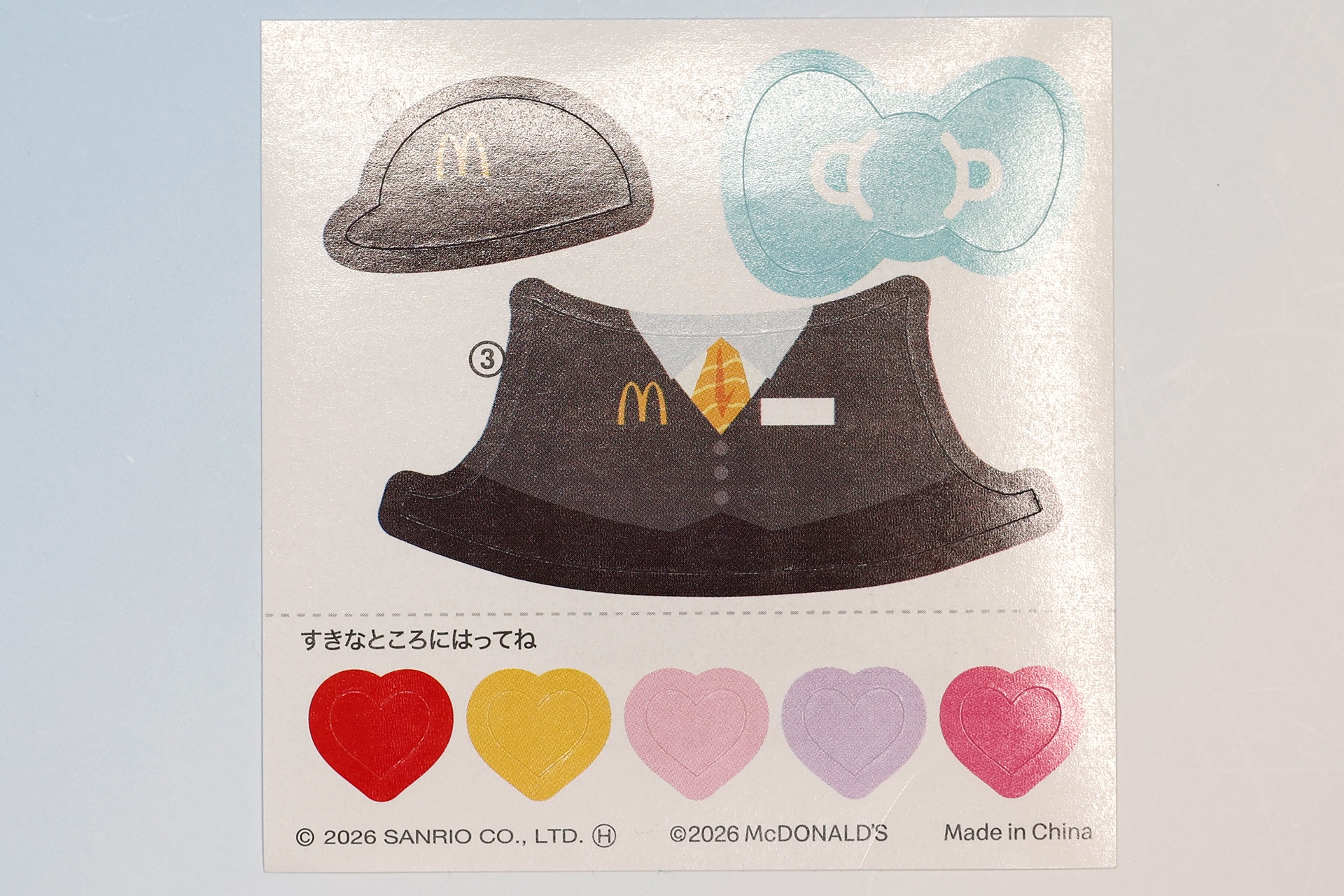 こちらはマクドナルドクルーユニフォームのシールだ。ハートマークは好きなところに貼ってもOKだ