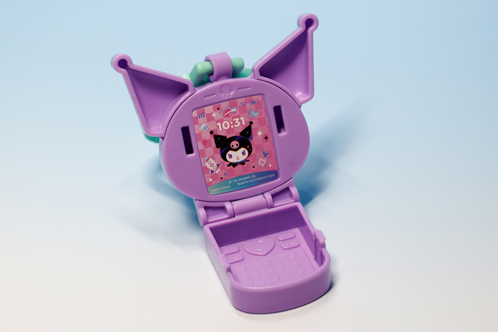 ケースを開けた状態は、折りたたみ式の携帯電話がモチーフになっている