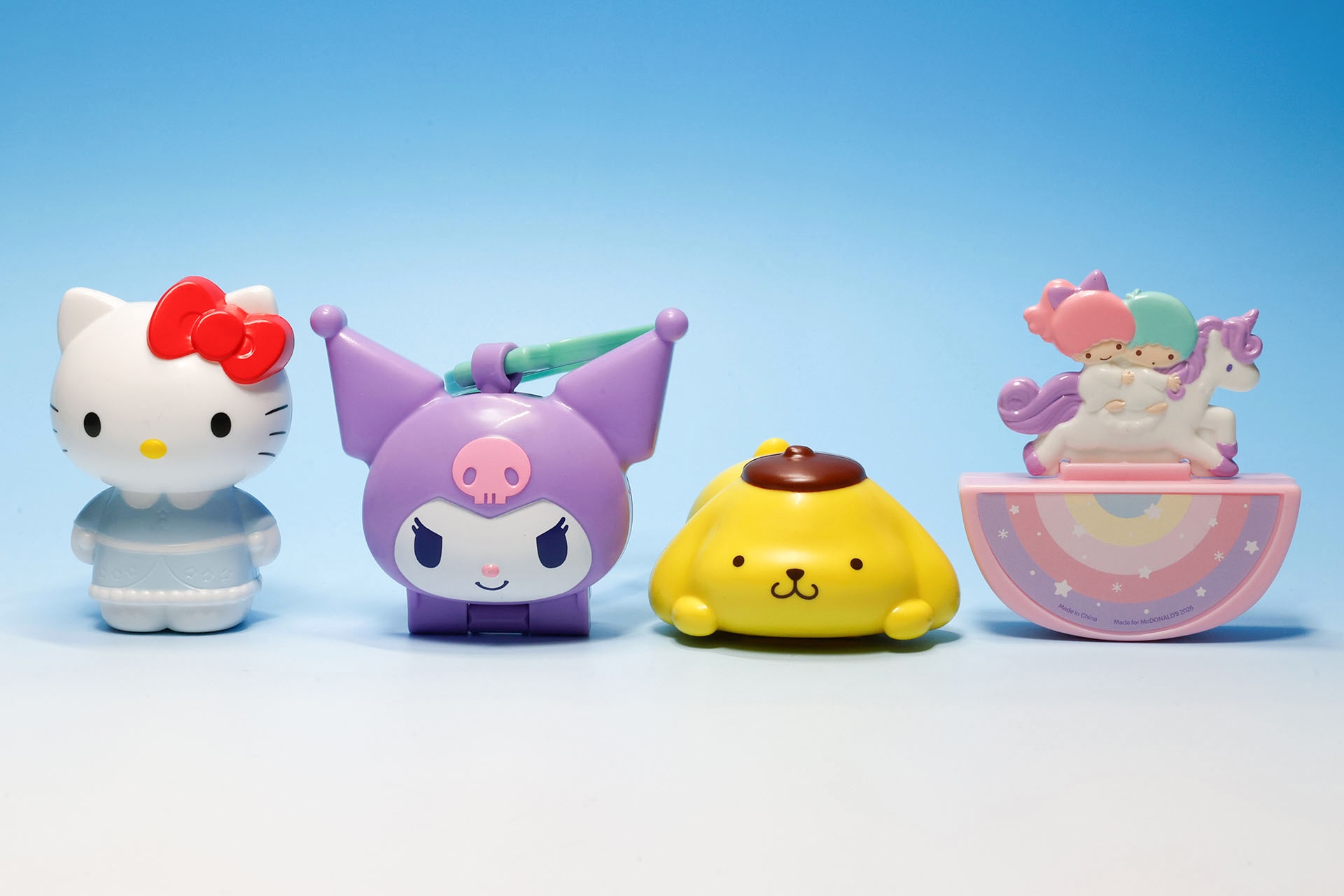 こちらが第1弾（4月10日〜4月23日）のハッピーセット「サンリオキャラクターズ」に登場するおもちゃ。写真左から「ハローキティ きせかえフィギュア」、「クロミ ケータイ型キーリング」、「ポムポムプリン おしりフリフリフィギュア」、「リトルツインスターズ ゆめかわメモケース」