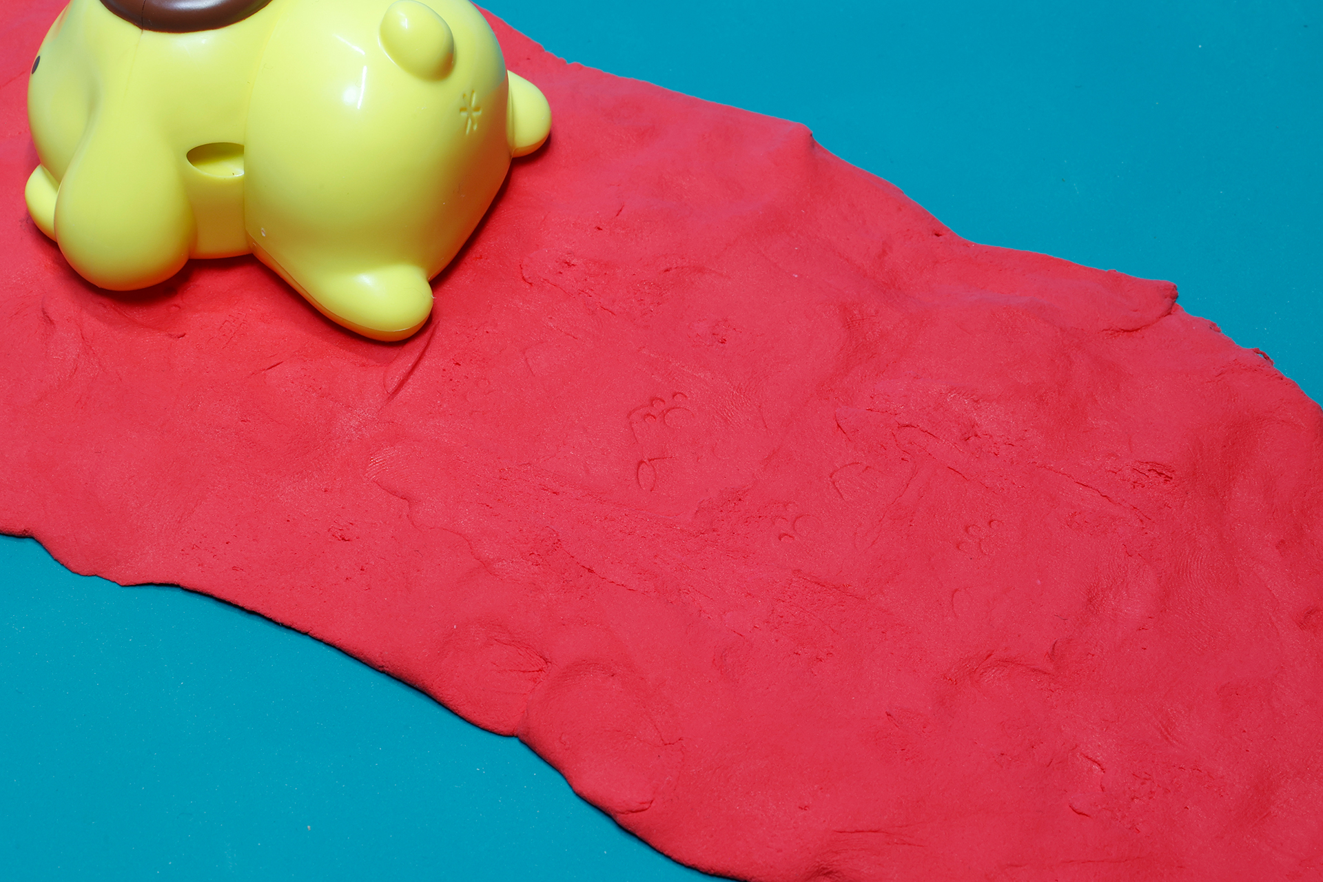 粘土の上を走らせたところ