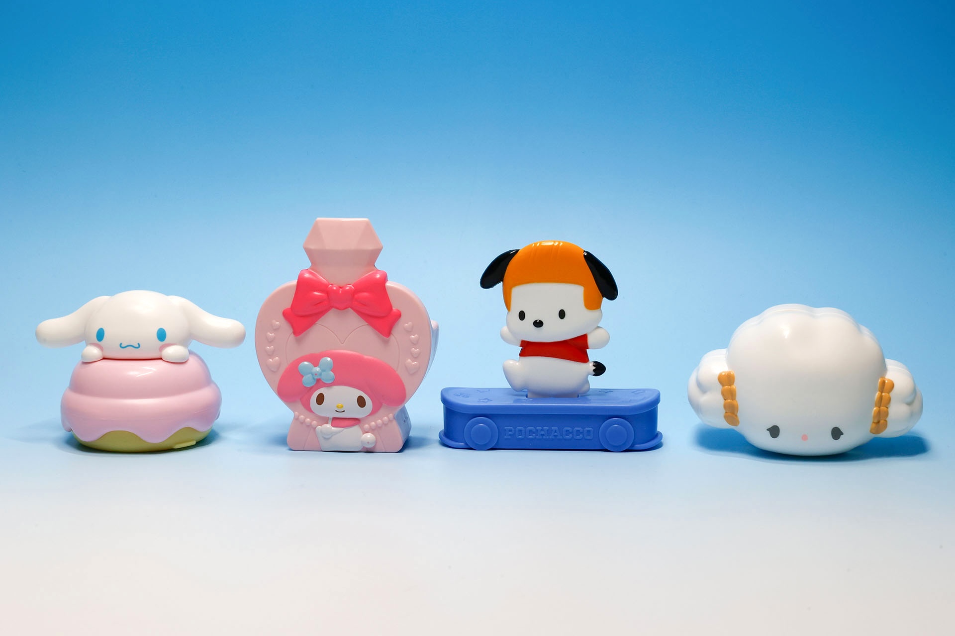 こちらが第2弾（4月24日〜5月7日）のハッピーセット「サンリオキャラクターズ」に登場するおもちゃ。写真左から「シナモロール くるくるスイーツケース」、「マイメロディ パフューム型ペンスタンド」、「ポチャッコ スケボーフィギュア」、「こぎみゅん ぎゅぎゅっとおにぎりメーカー」