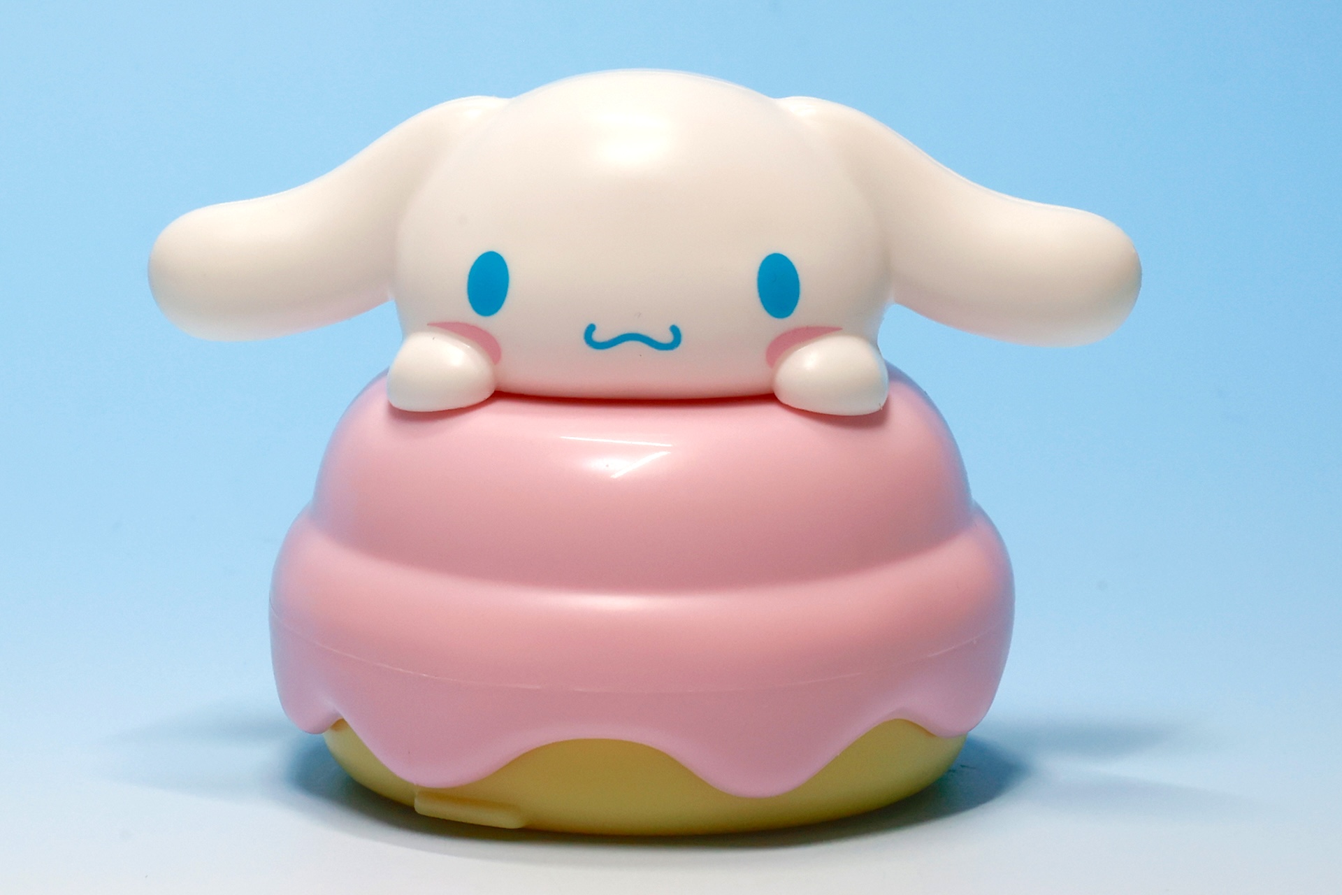 なぜかスイーツから顔を出しているシナモロール