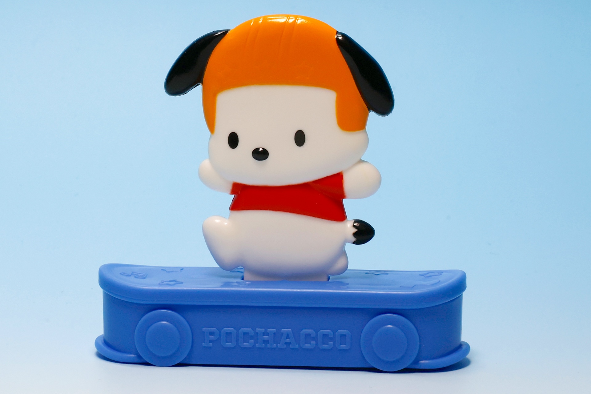 ポチャッコがスケボーを楽しんでいるようなシーンになっている