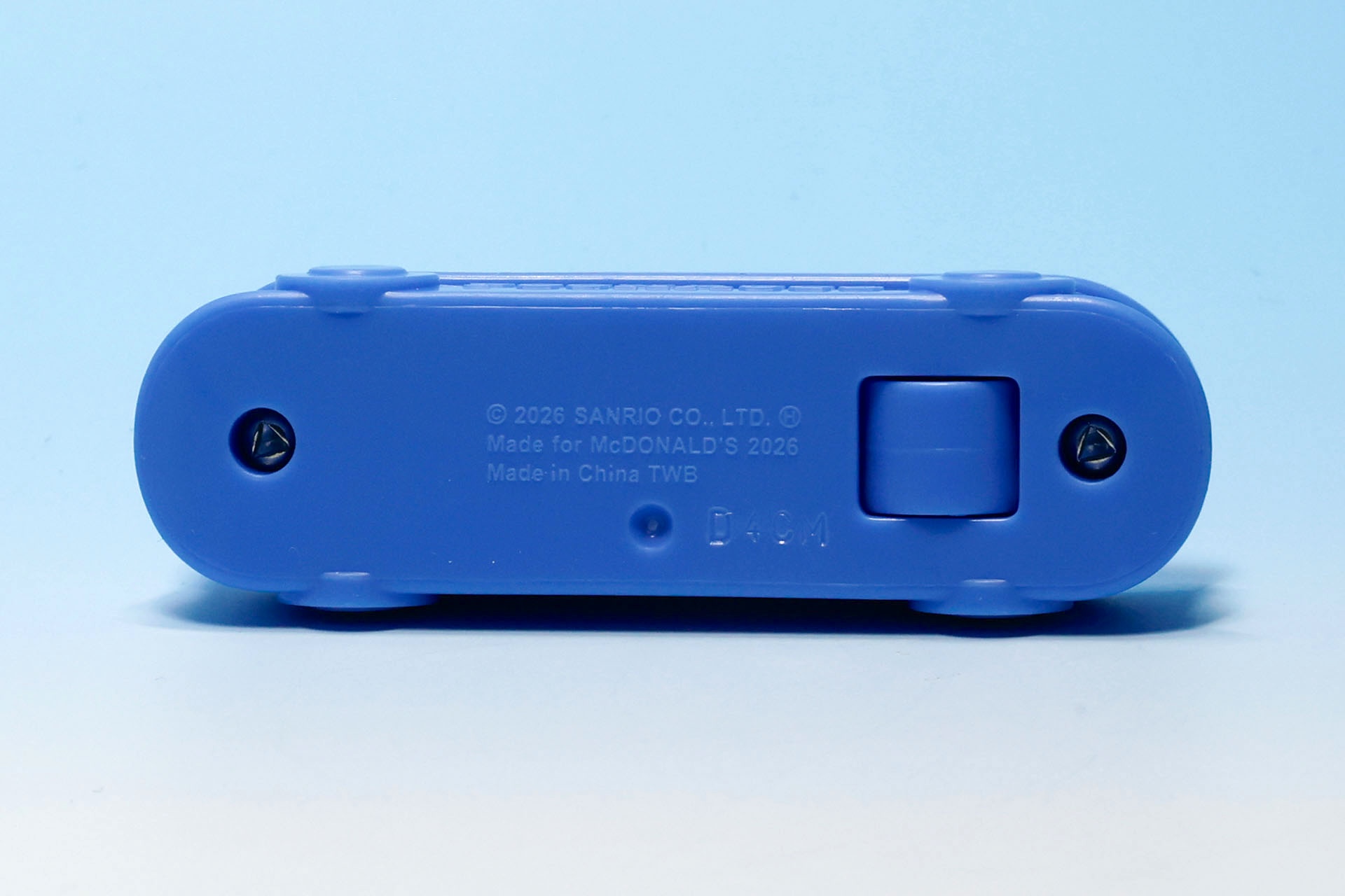 底面にローラーがひとつ付けられている