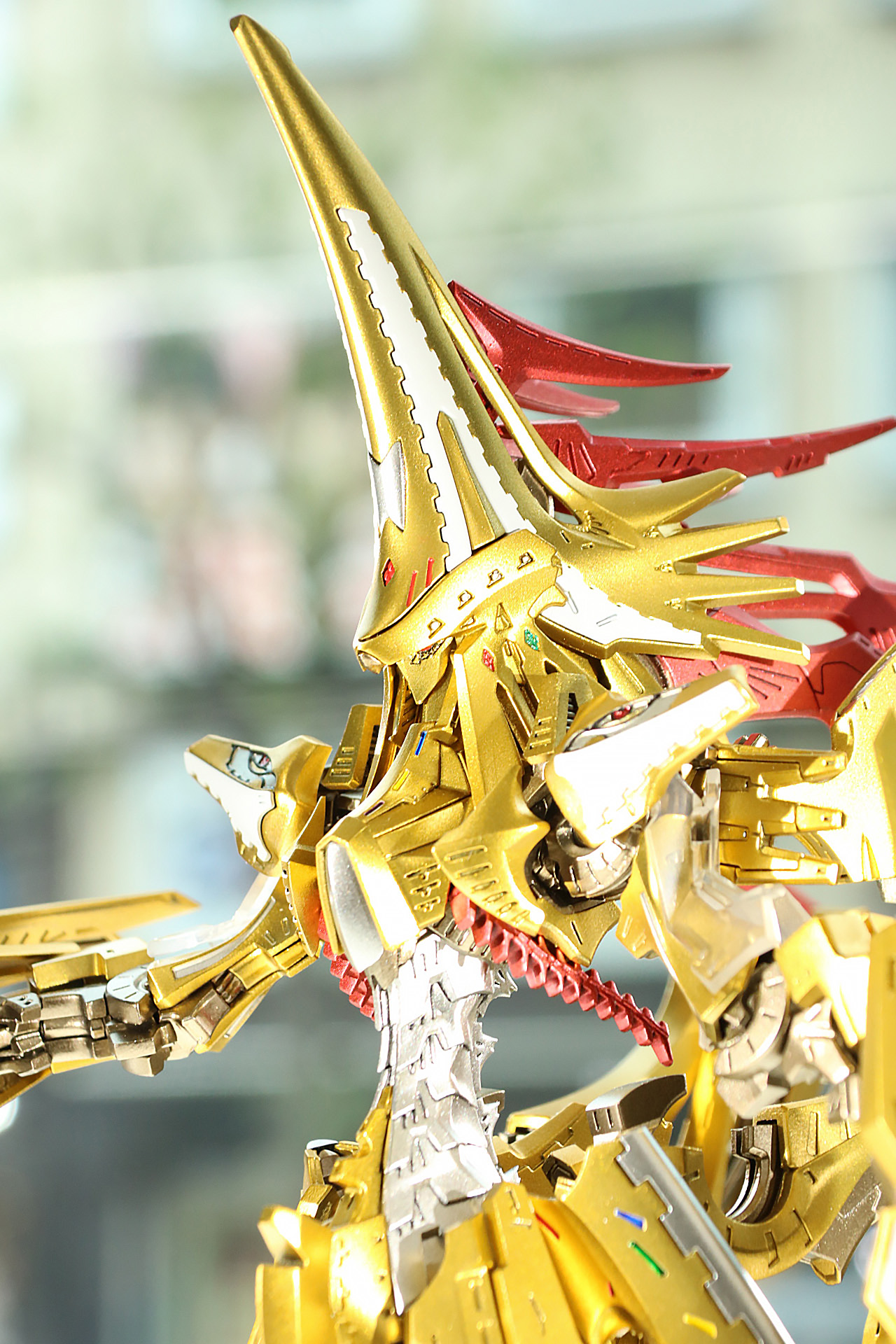 装甲の一部は透明パーツで表現され、奥のメカディテールが見える仕様となっている