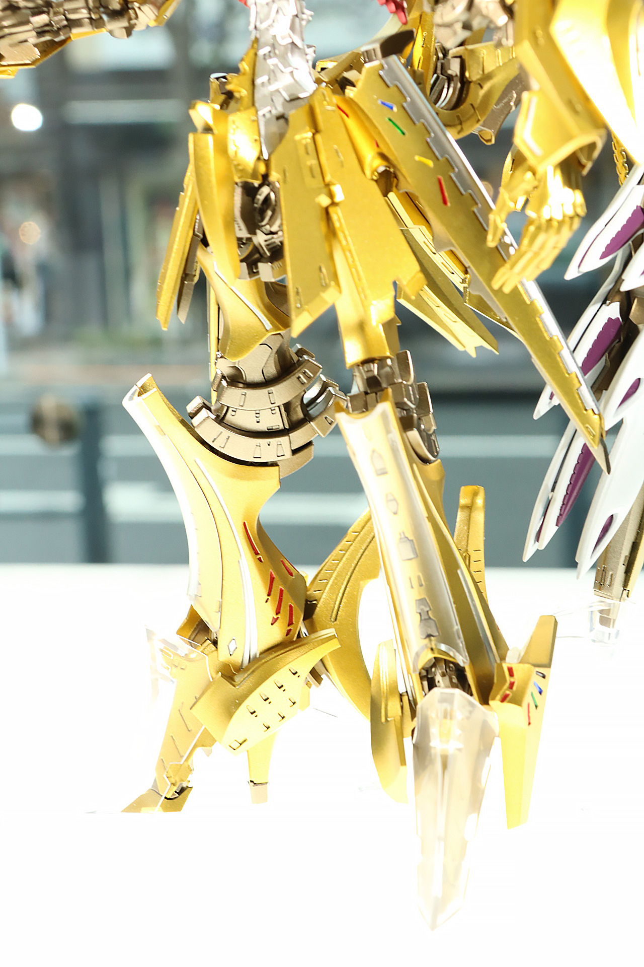 装甲の一部は透明パーツで表現され、奥のメカディテールが見える仕様となっている