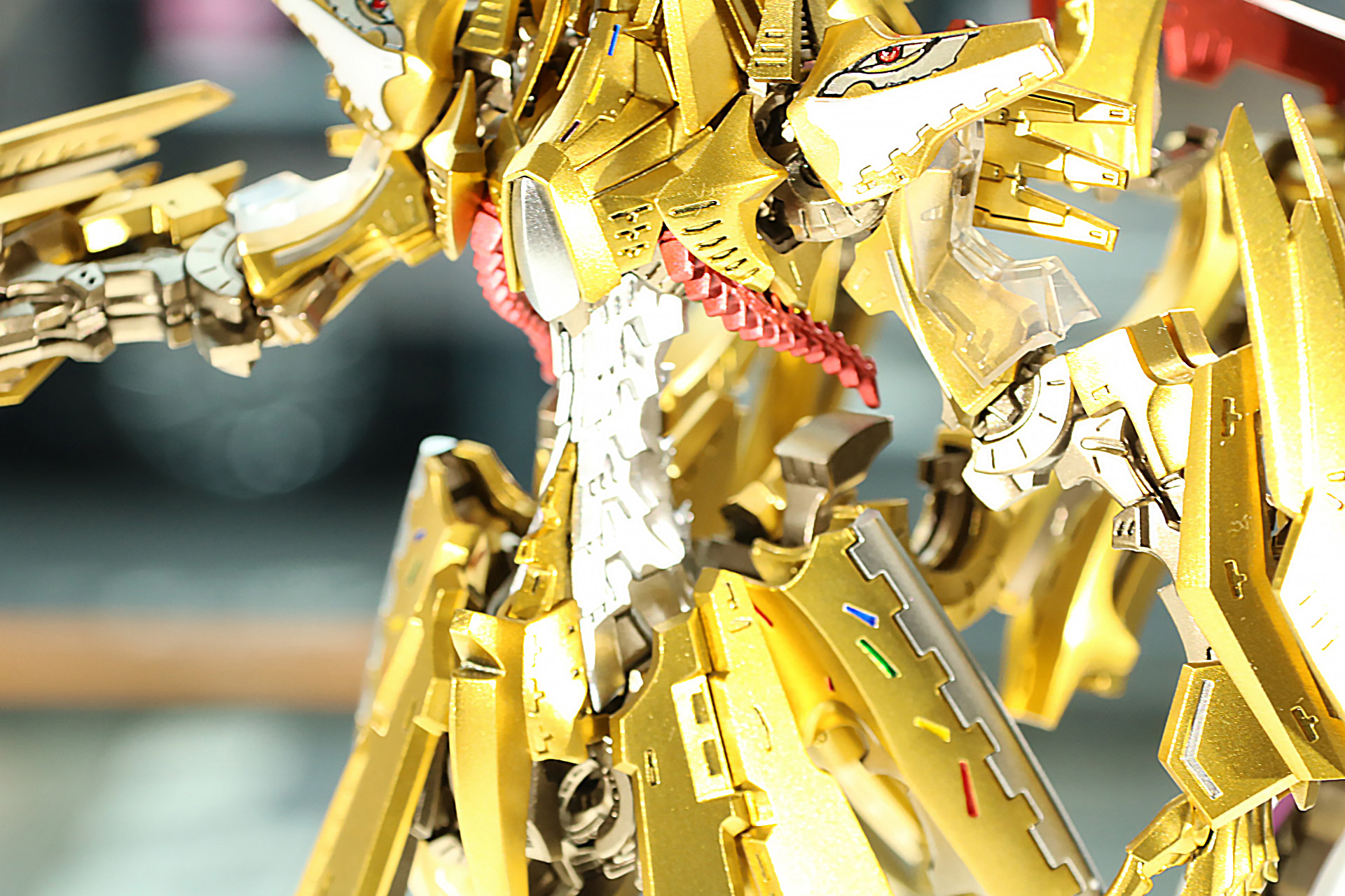 「帝騎マグナパレス ザ・ナイト・オブ・ゴールド」の黄金ラミネートを再現した「ガイアカラー・プレミアムシリーズ『マグナパレス・ゴールド』」塗装