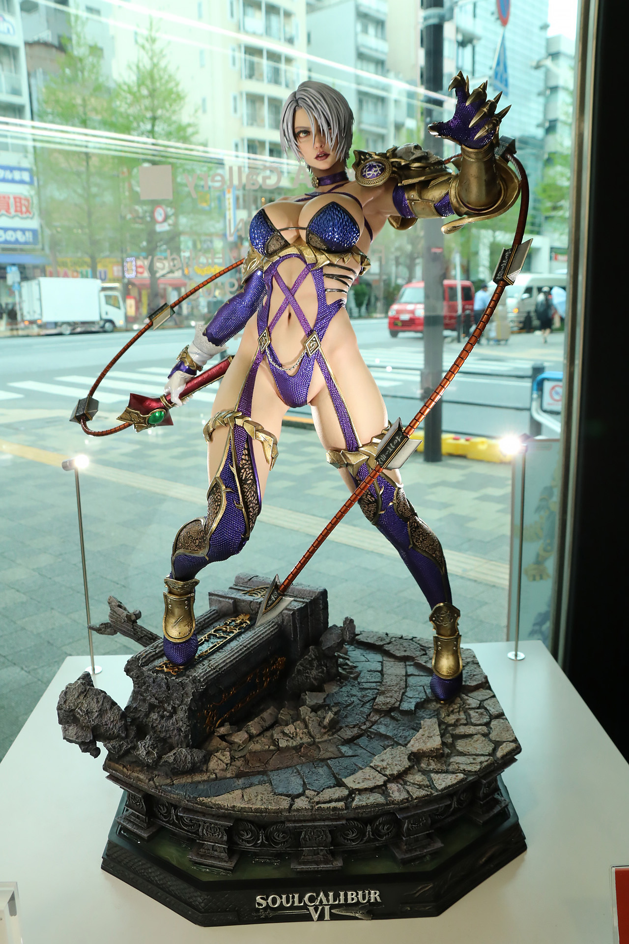 ポリストーン（一部に別素材使用）製。1/4スケールでサイズ：H:58cm W:42cm D:36cm