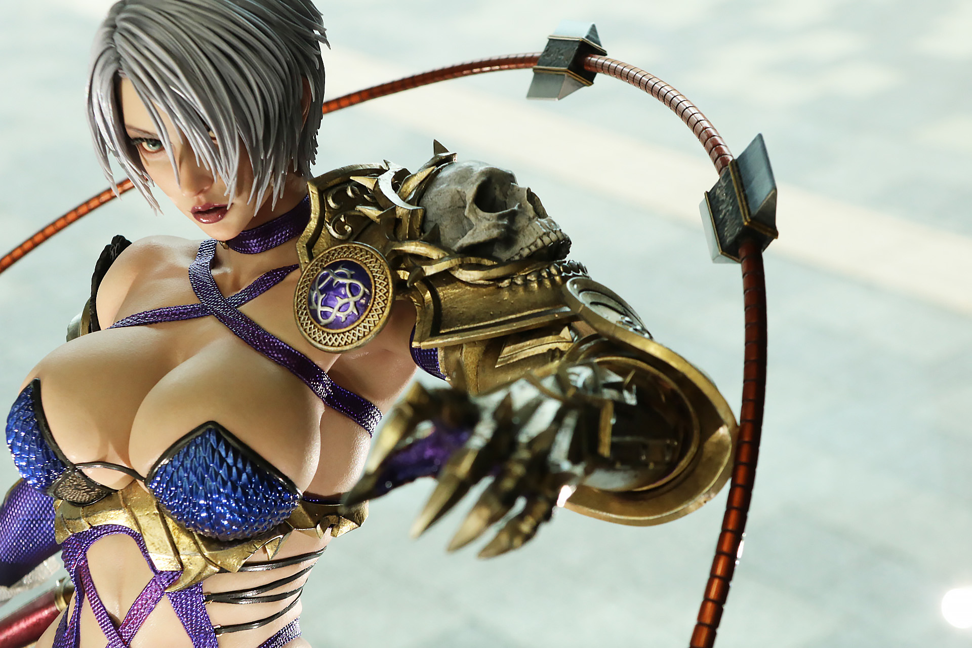 右腕の鎧は重厚感ある造形