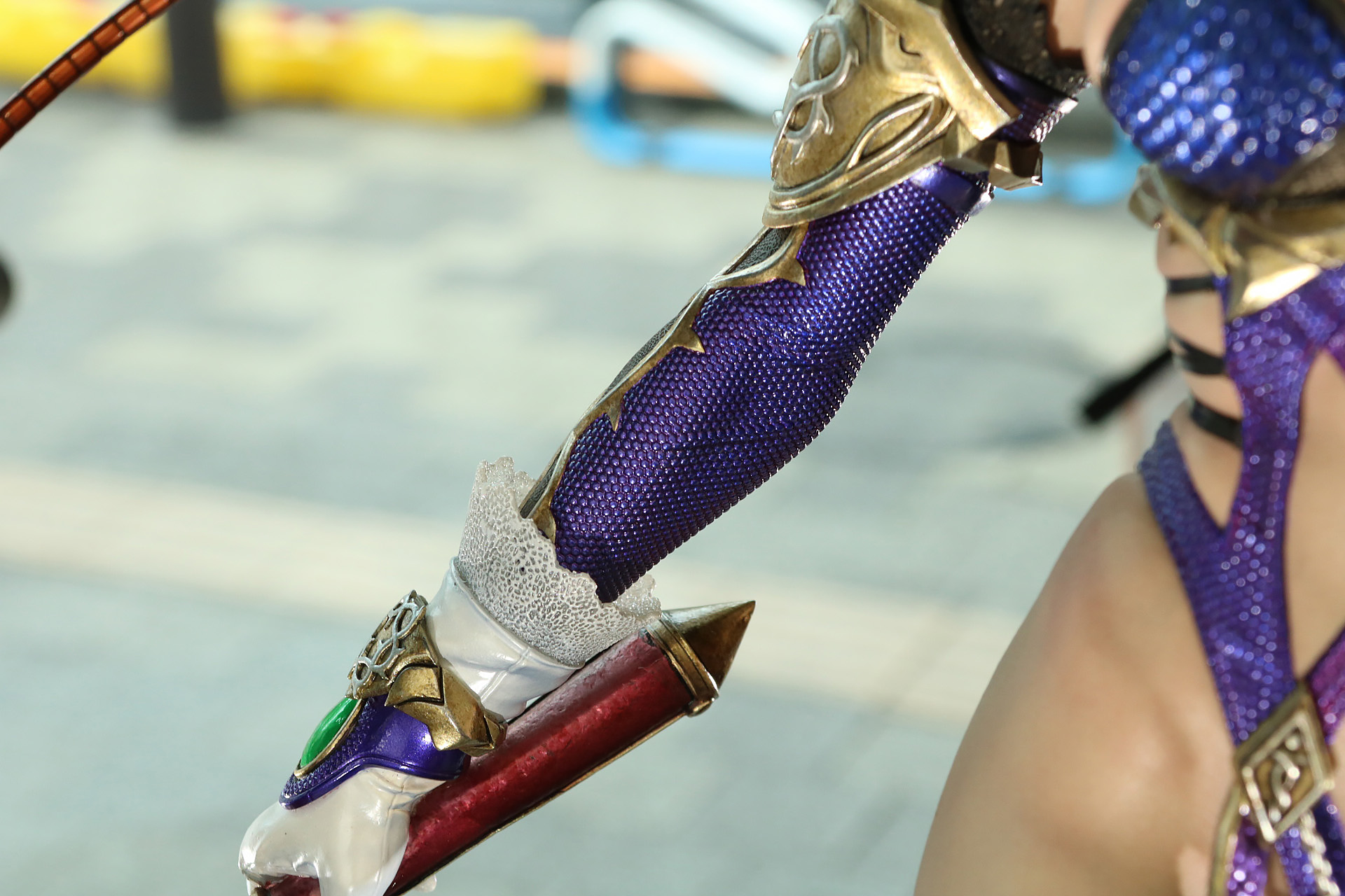 左腕はレースの細やかさやコスチュームの凹凸まで確認できる