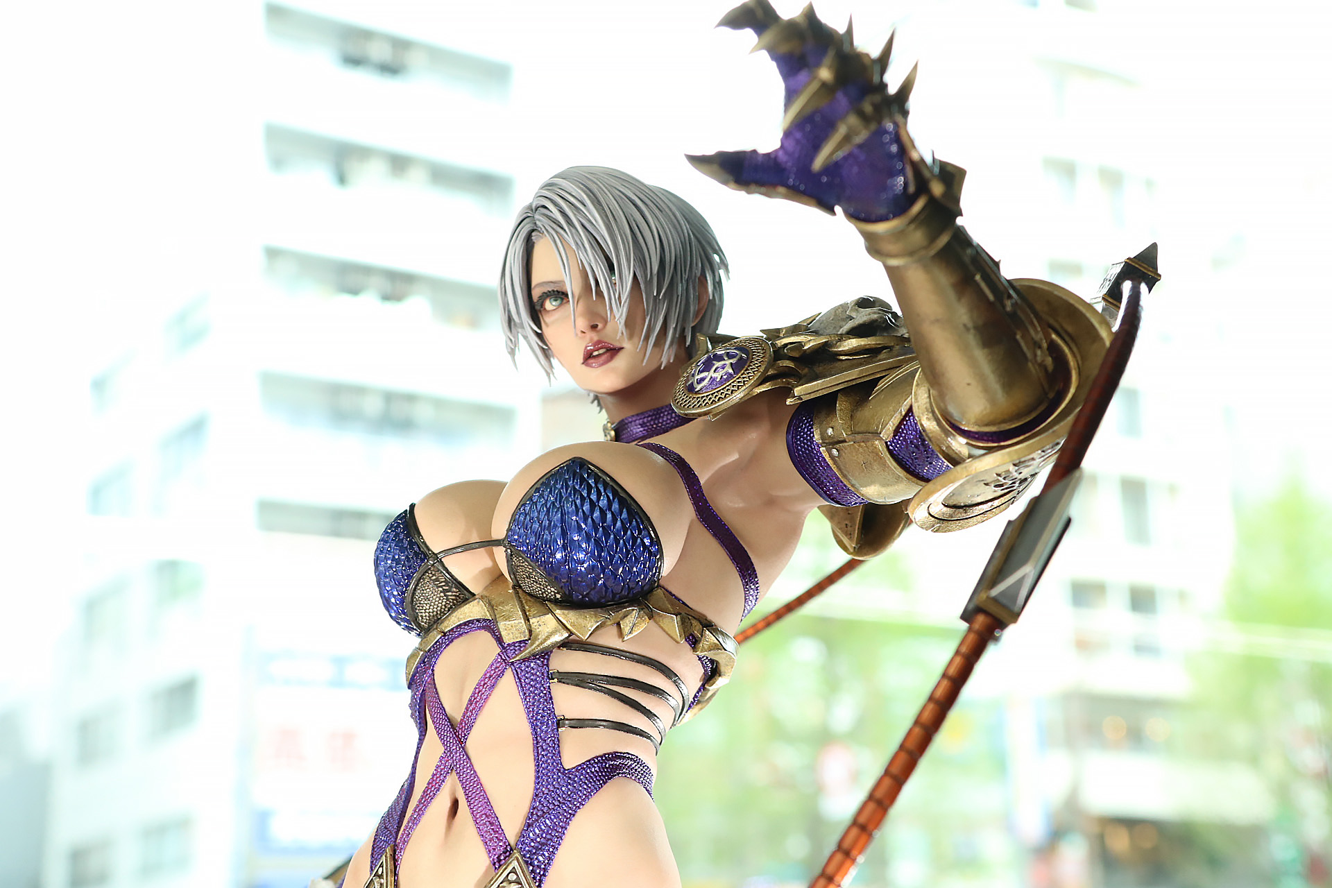 角度を変えても鋭い視線や毛流れなど迫力ある印象