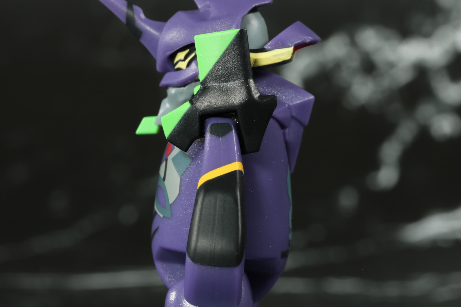 後頭部のアーマーも細かく色分けされている