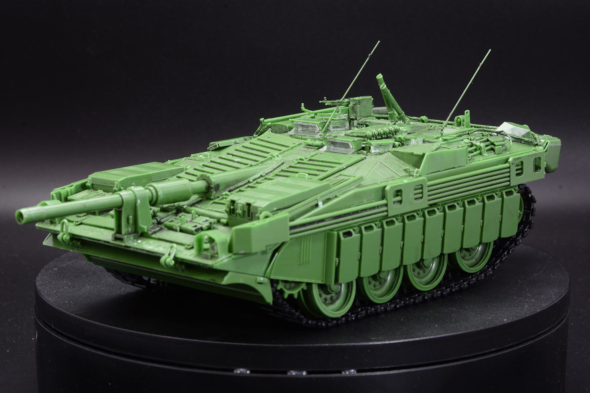 無砲塔の平べったい特徴的な戦車を内部まで再現。油気圧式懸架装置による姿勢制御の再現などギミックもたっぷりのプラモデルだ