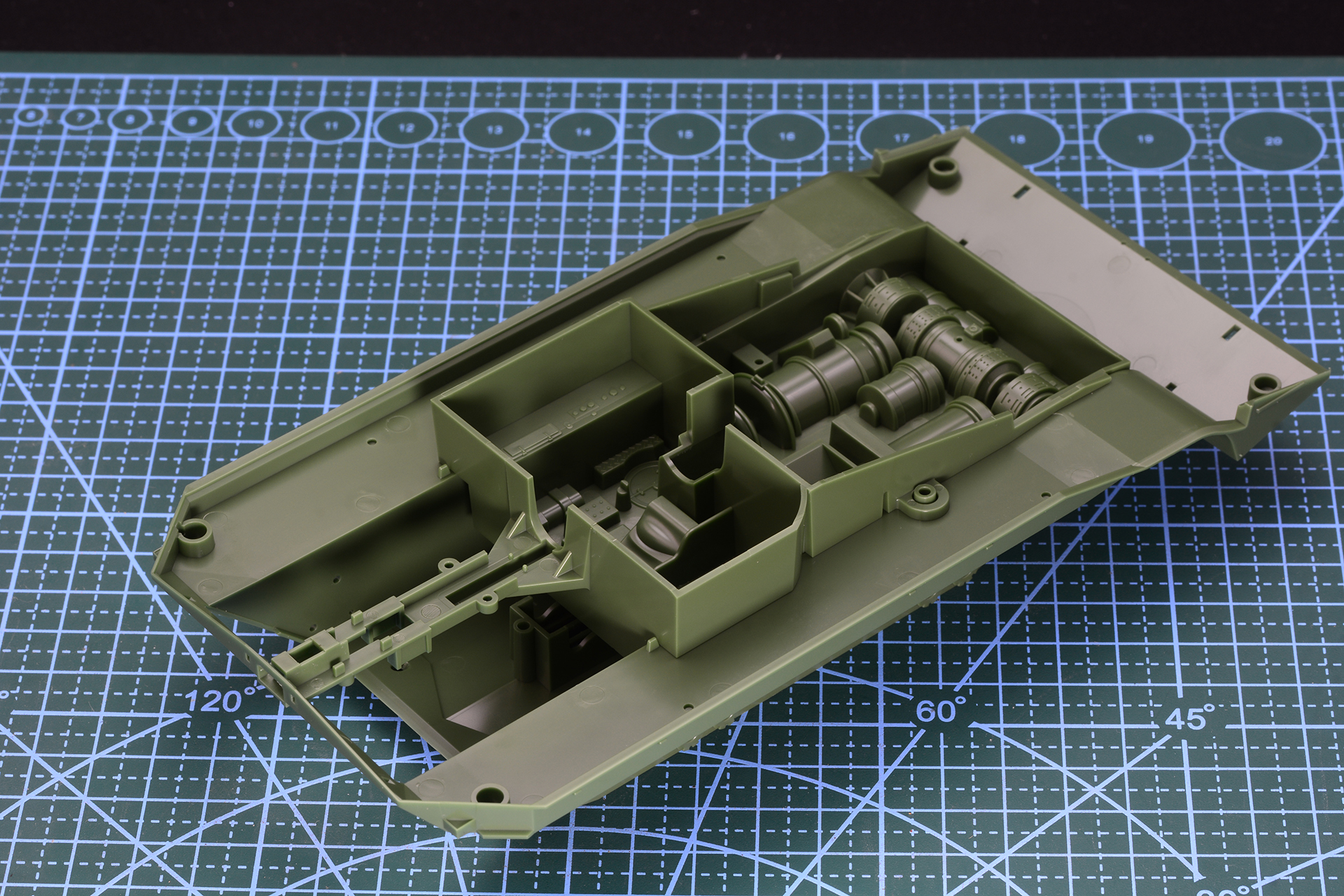 Bパーツは車体底部、Cパーツはエンジンの基部。パッケージでは重ねて収納されていた