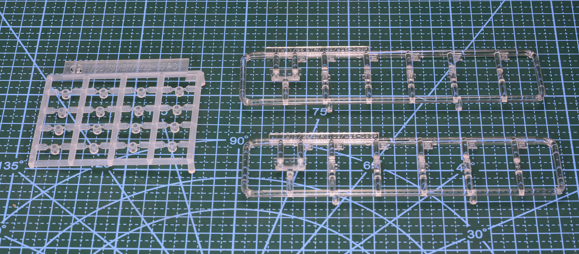 Jパーツ(右)はクリアパーツ、さらにポリキャップも用意されている