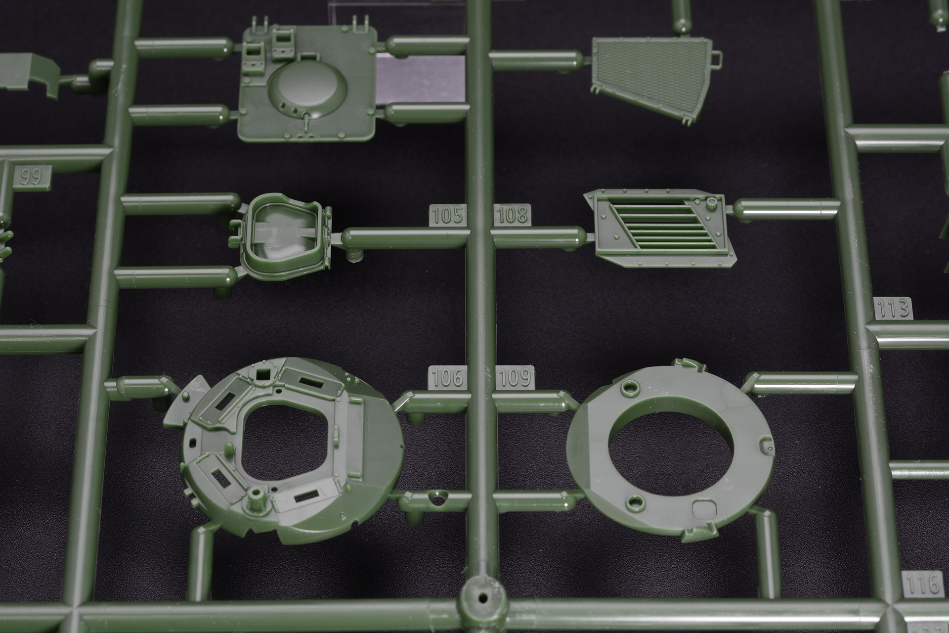 各部品には198までの通し番号が振られている。組み立てるには頻繁に説明書の最初のパーツ表を見る必要があった