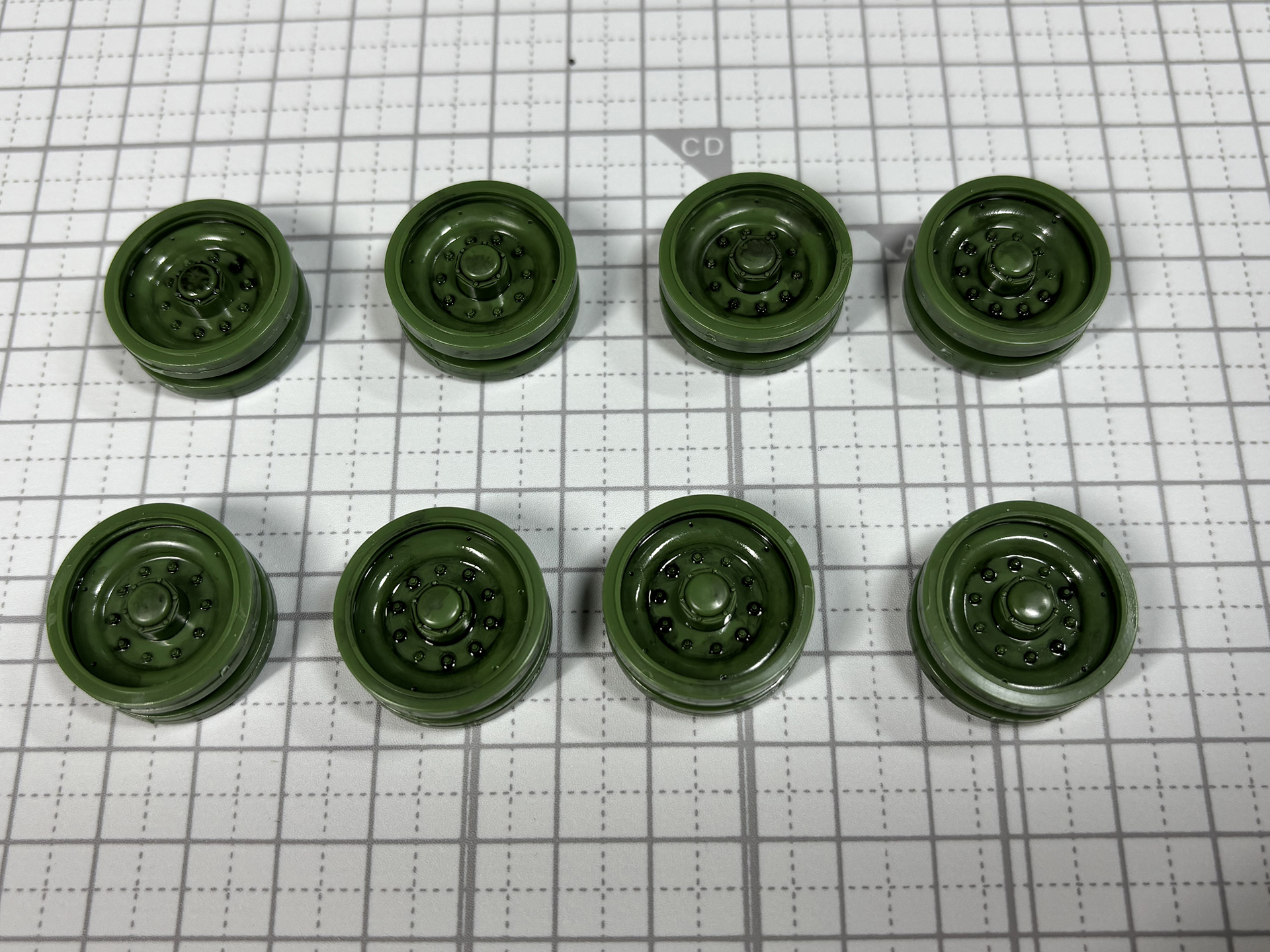 転輪は1つが7パーツで構成されている。これを8つ組み立てる