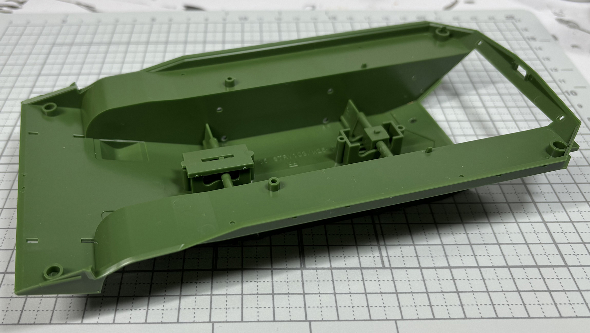 車体下部の組み立ては、まず内部の姿勢制御用の機構から