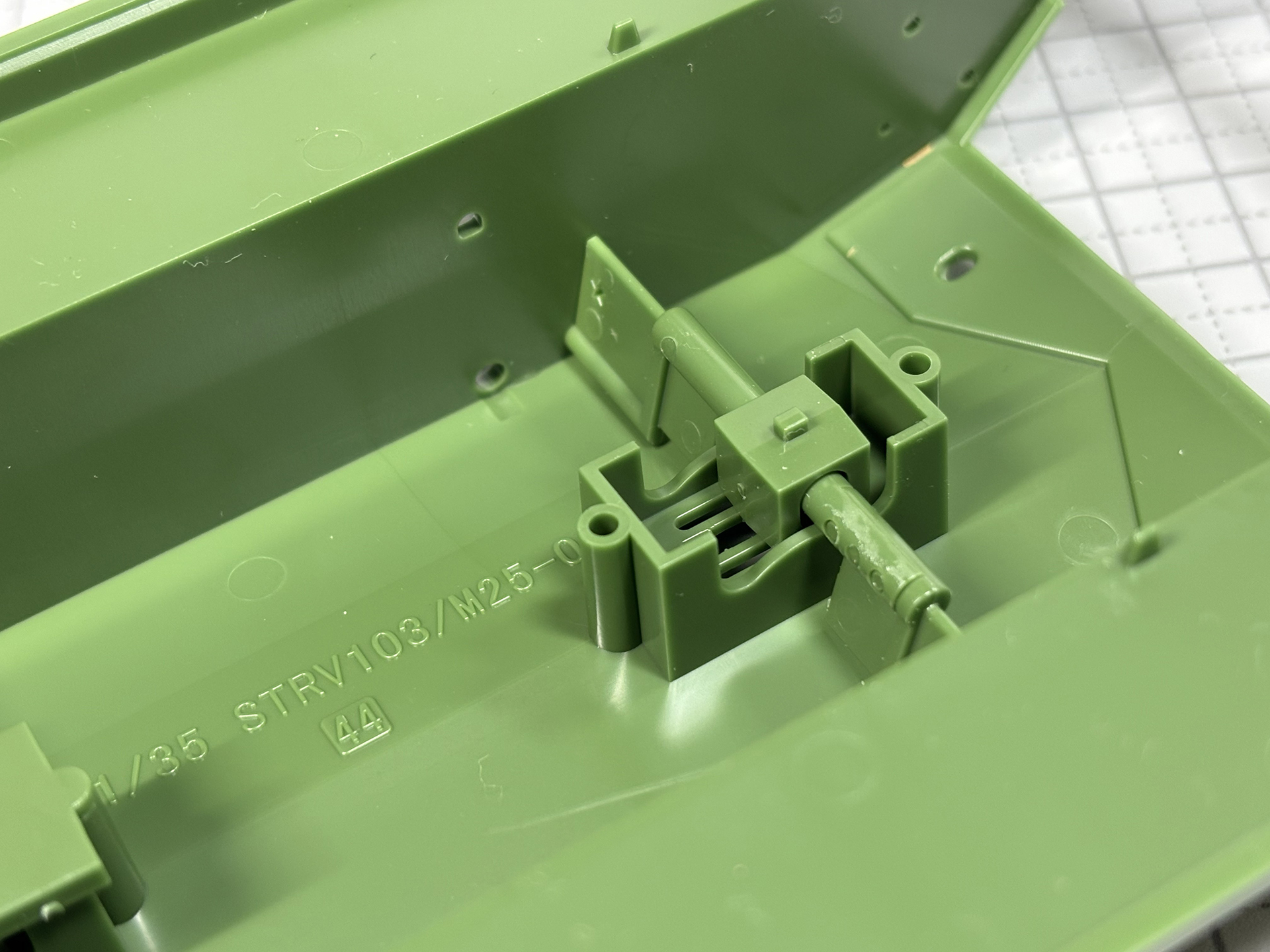 底面のレバーを動かすことで軸が回転する