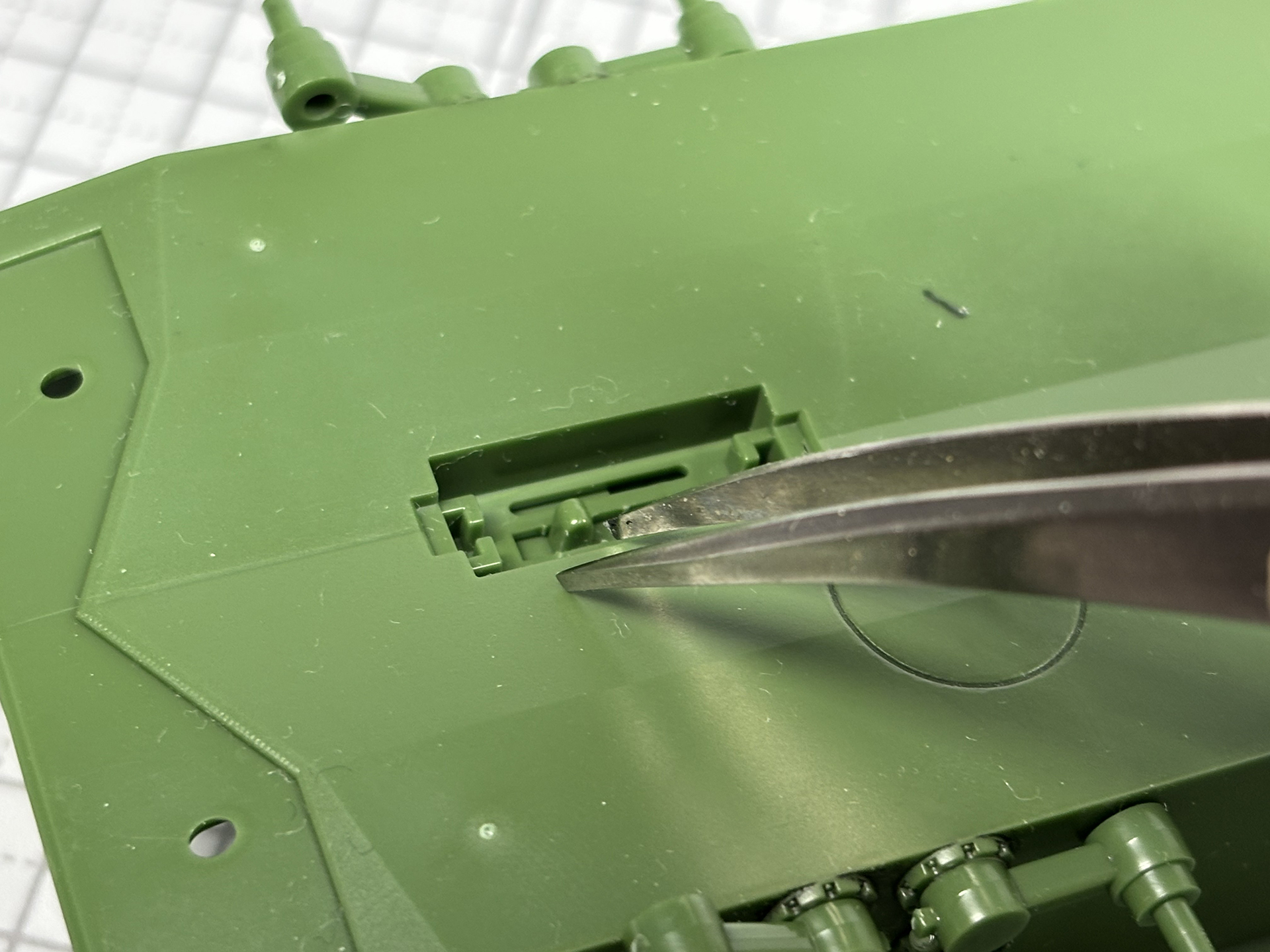 底面のレバーを動かすことで軸が回転する