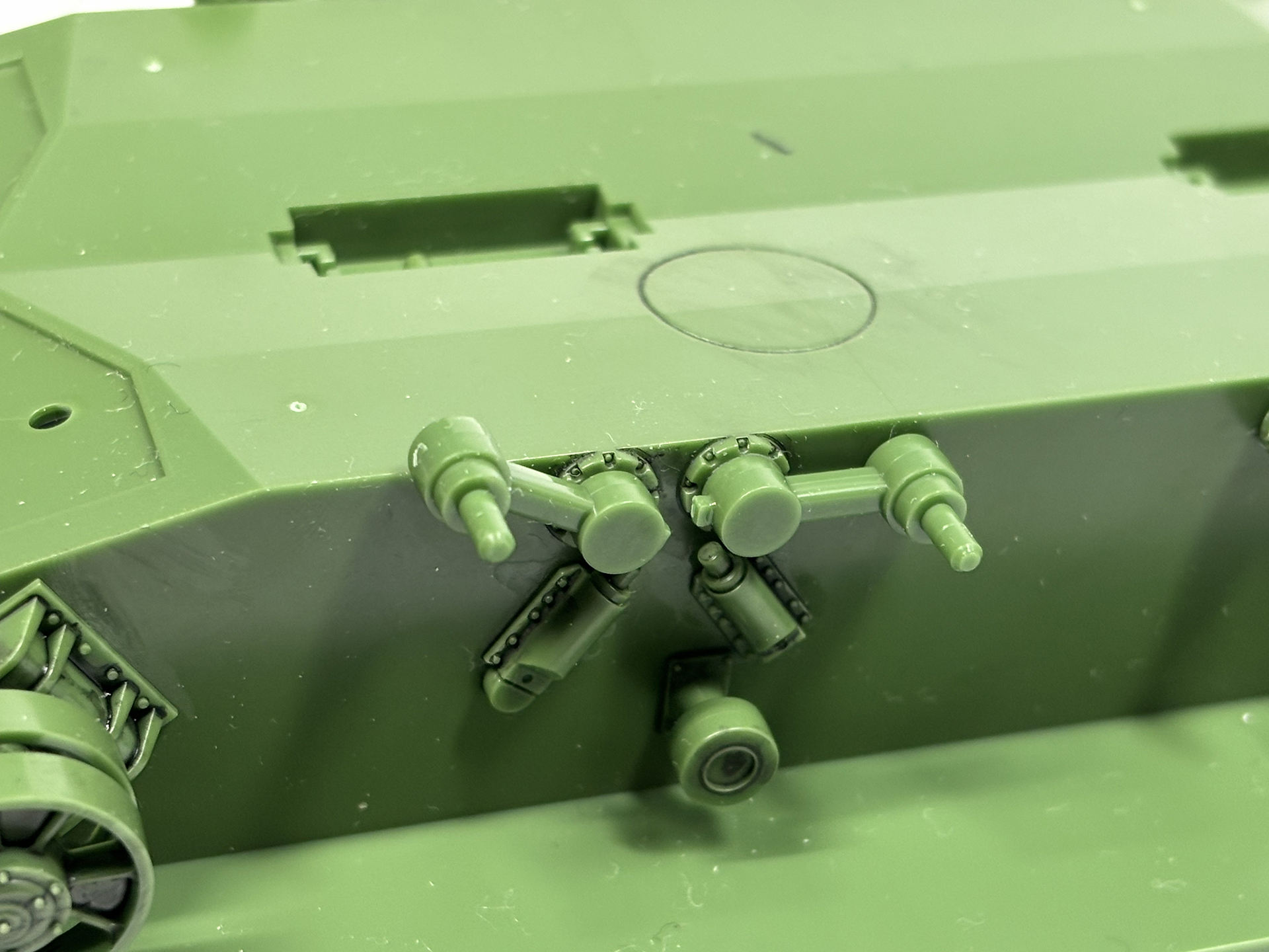 レバーを動かすことで転輪がぐいっと持ち上がる。実車の姿勢制御を再現できる