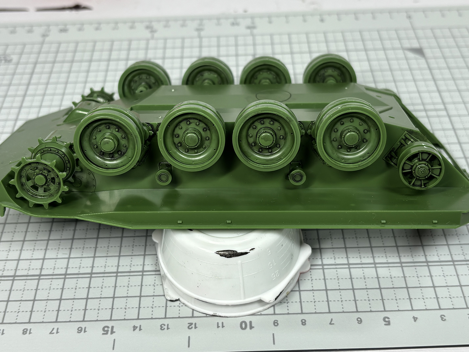転輪を車体に取り付ける